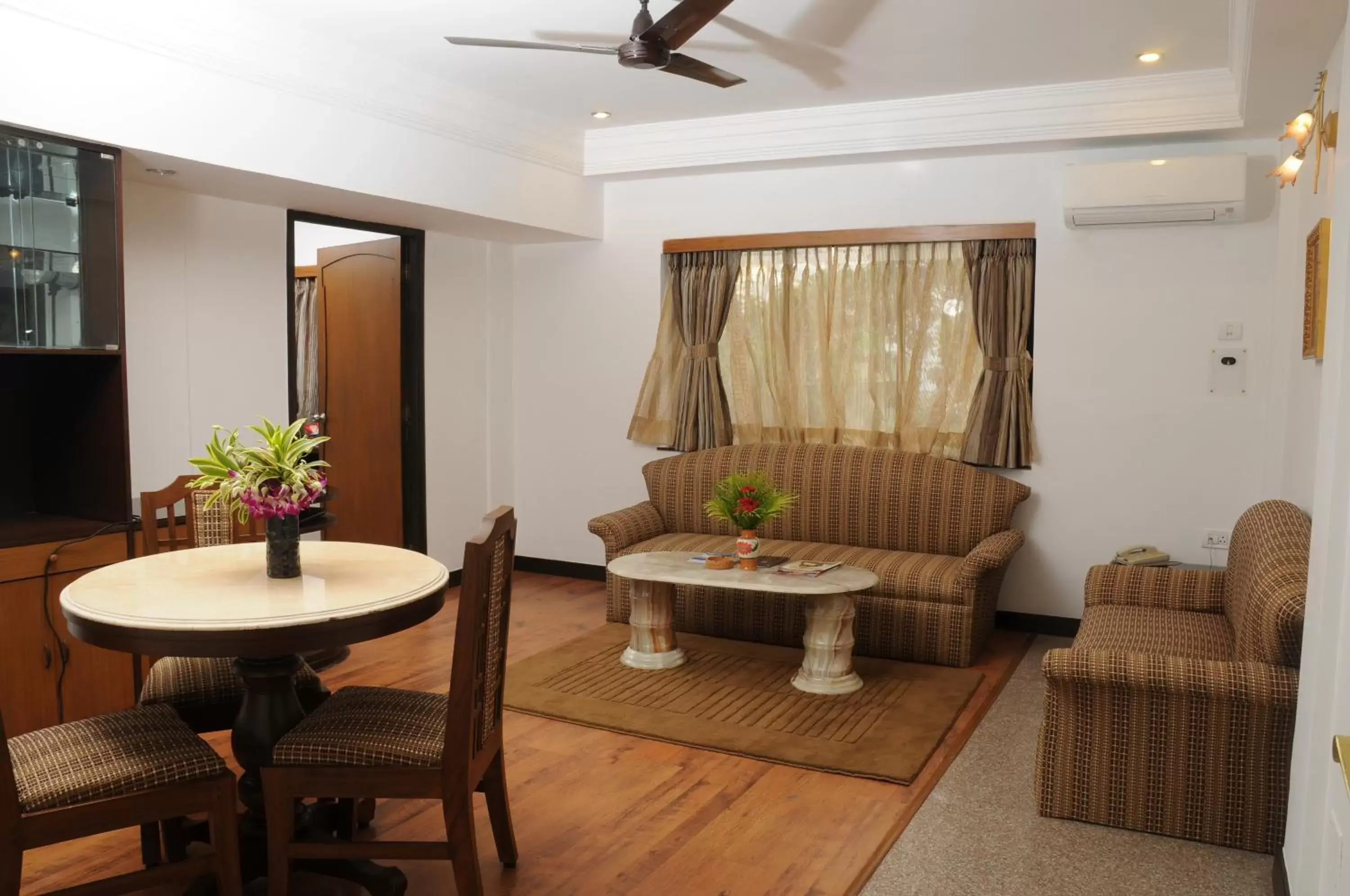 Living room, Seating Area in Lytton Hotel