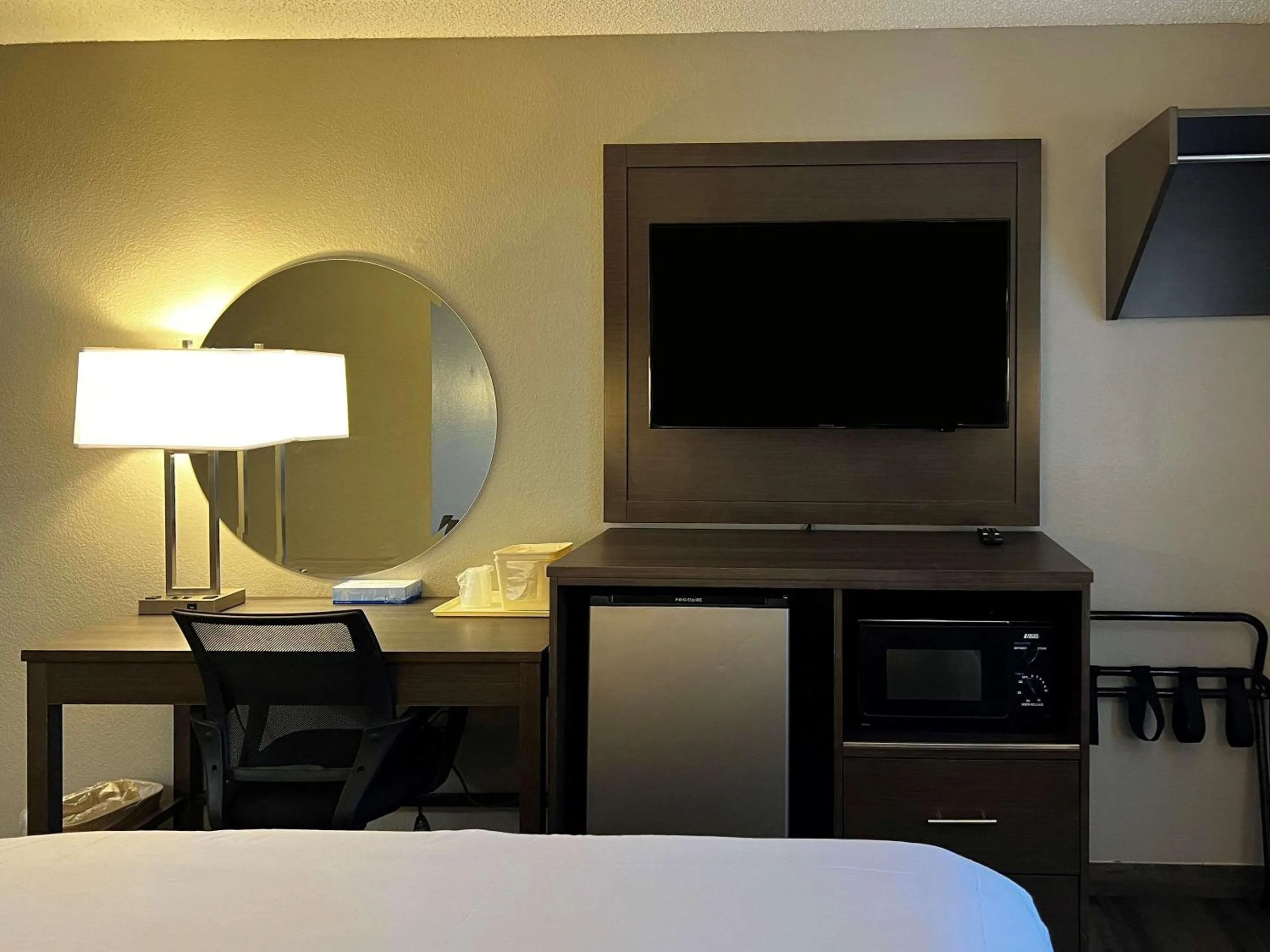 Bedroom, TV/Entertainment Center in Econo Lodge