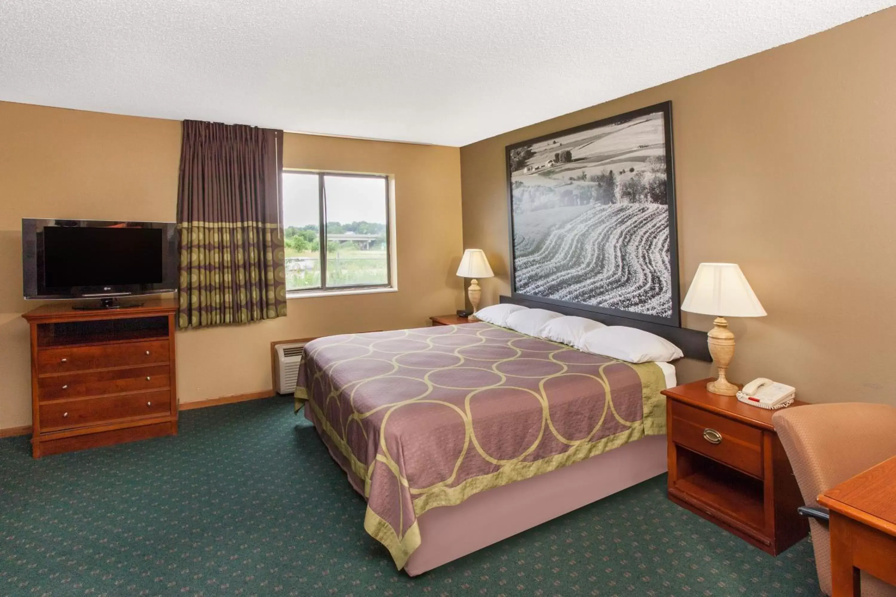 Bed in Super 8 by Wyndham Anamosa IA