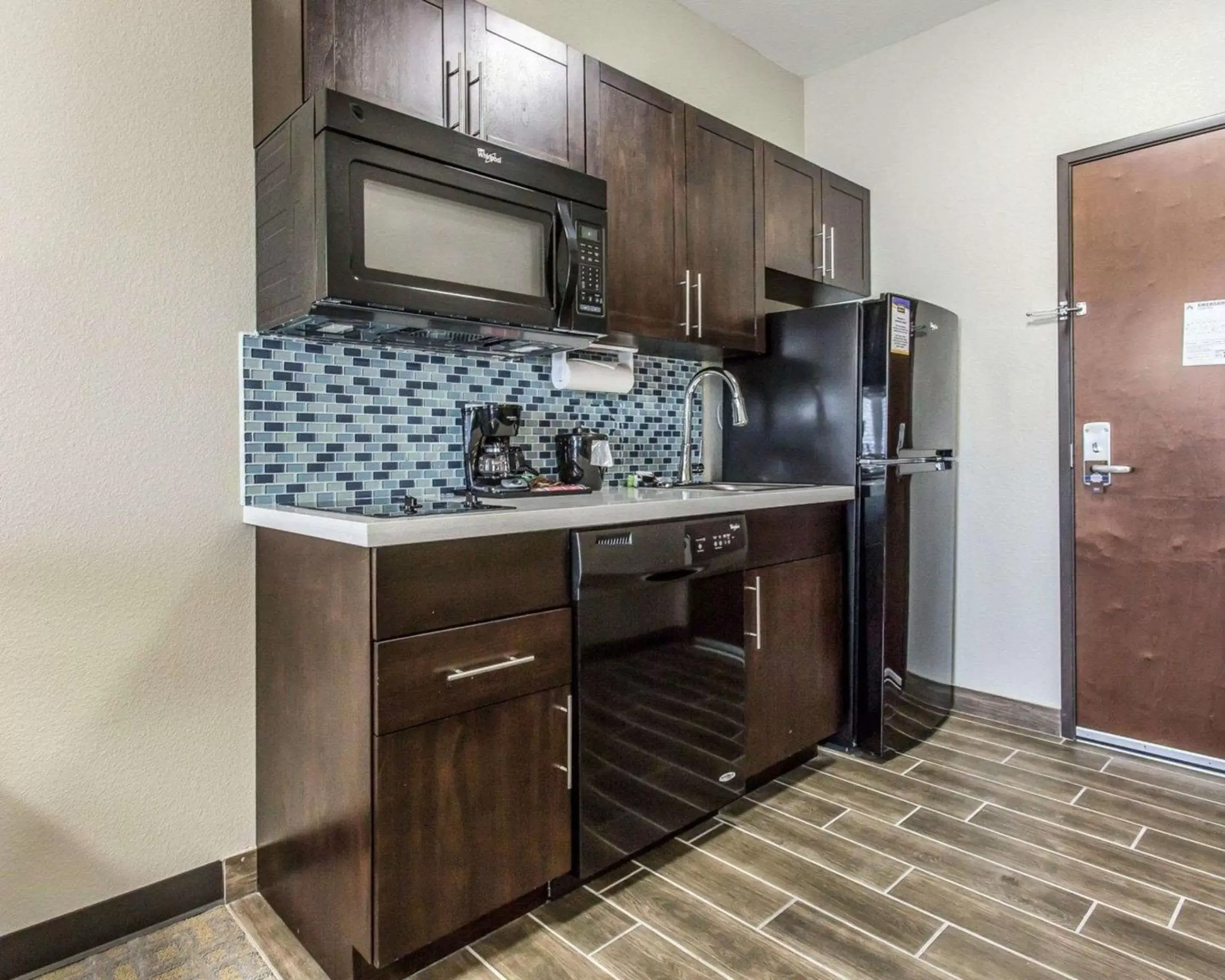 Bedroom, Kitchen/Kitchenette in MainStay Suites Midland