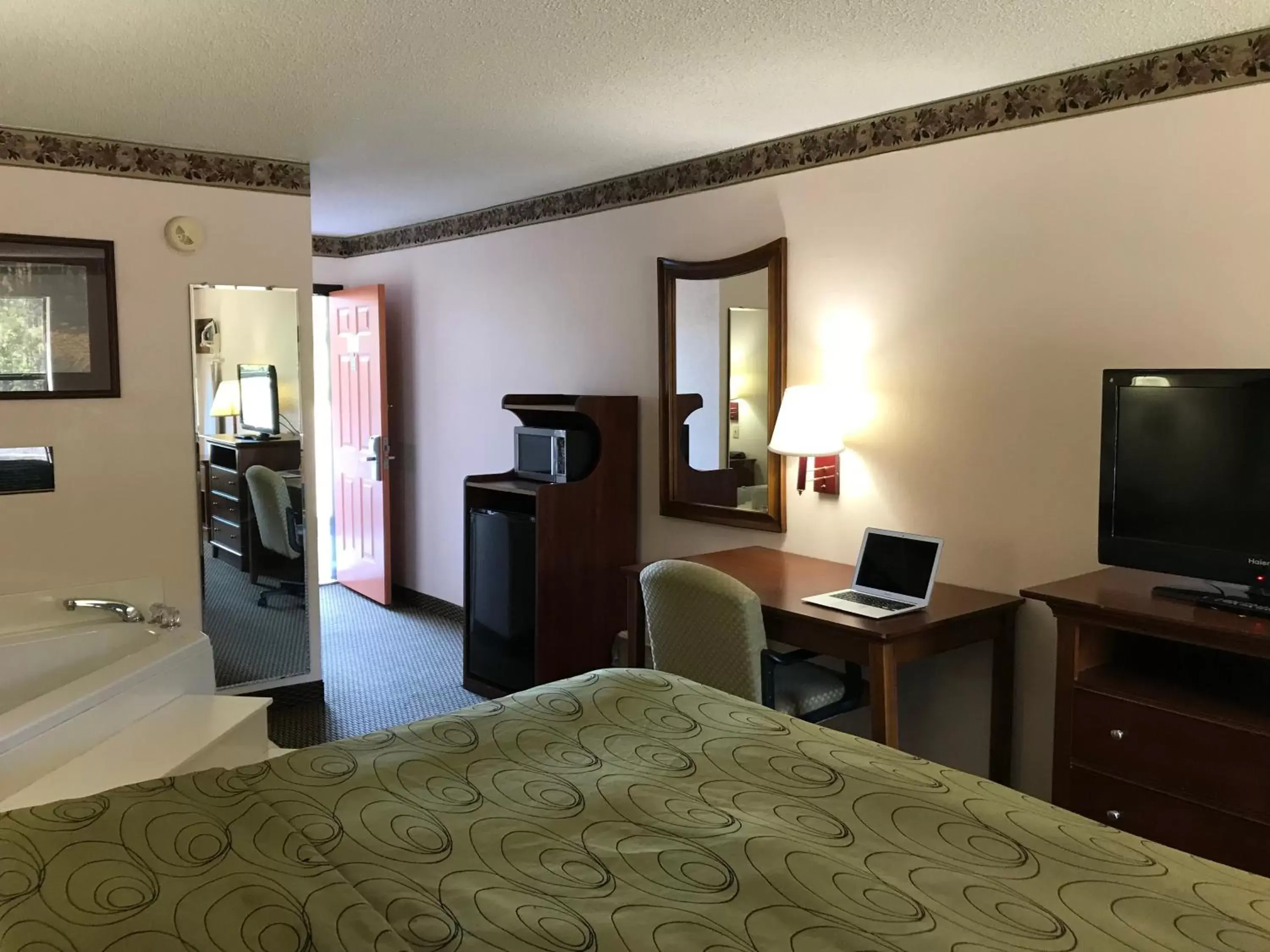 TV/Entertainment Center in Clairmont Inn & Suites - Warren