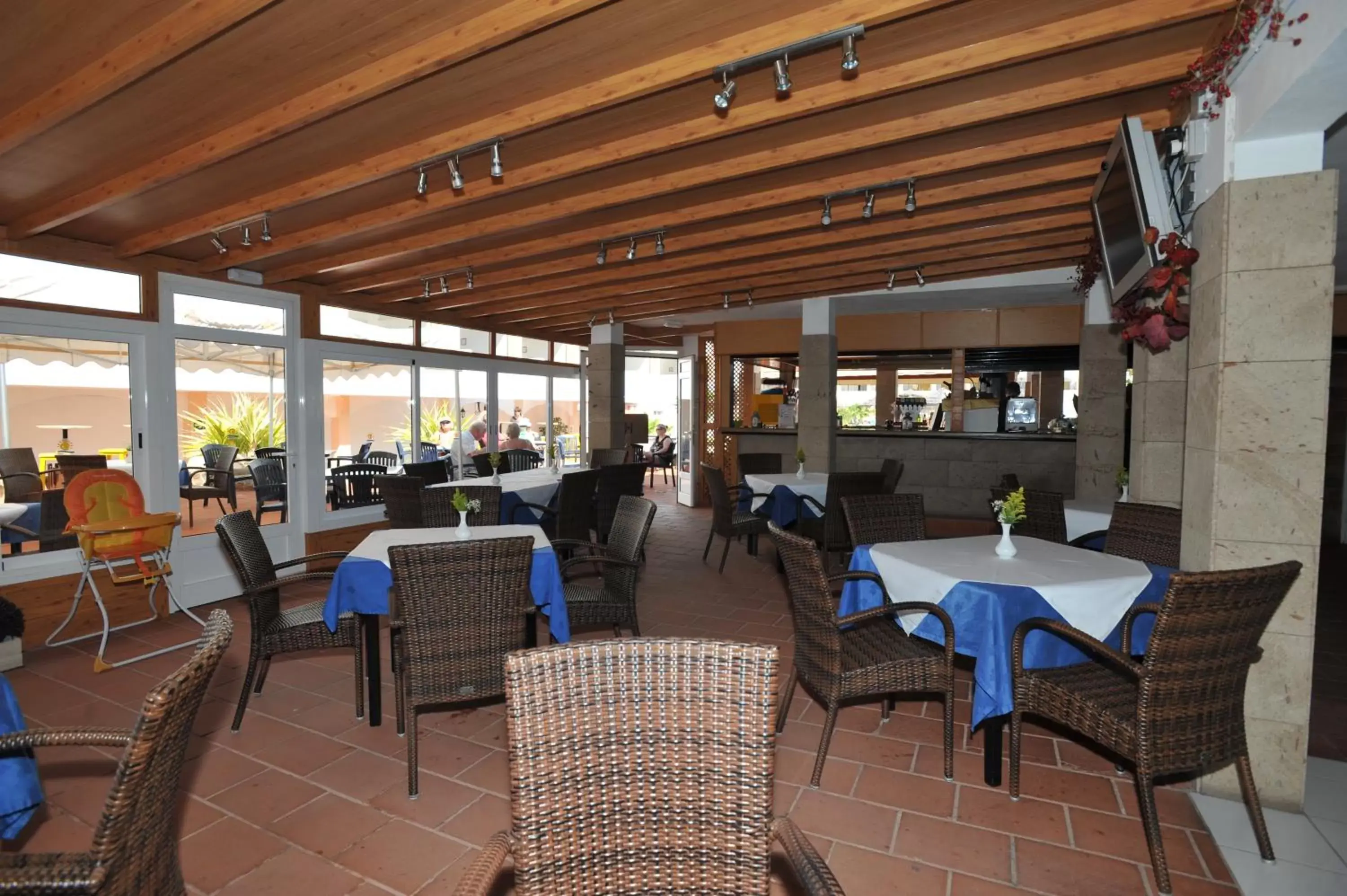 Restaurant/Places to Eat in Apartamentos Marola-Portosin