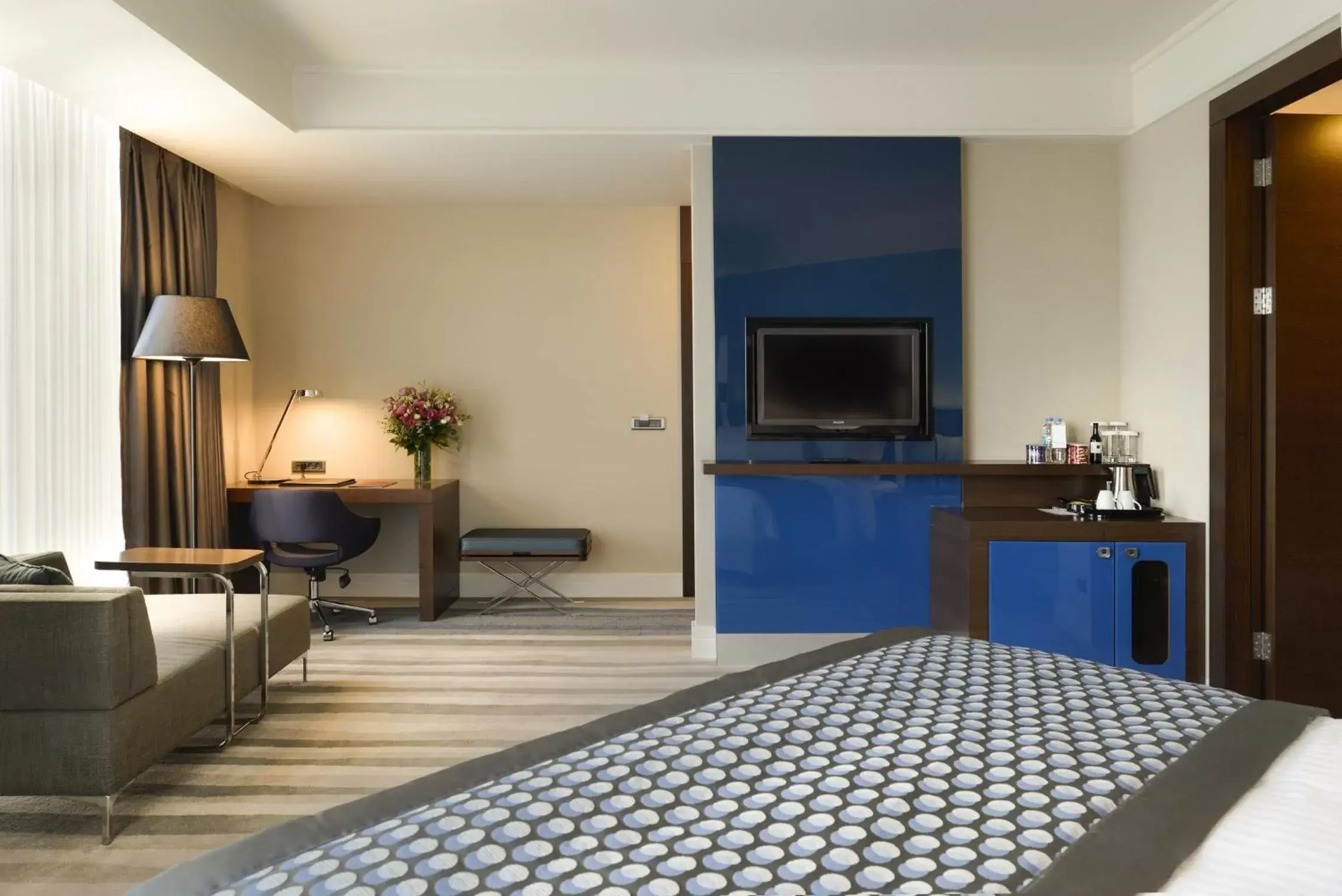 Bed, TV/Entertainment Center in Wyndham Grand Istanbul Europe