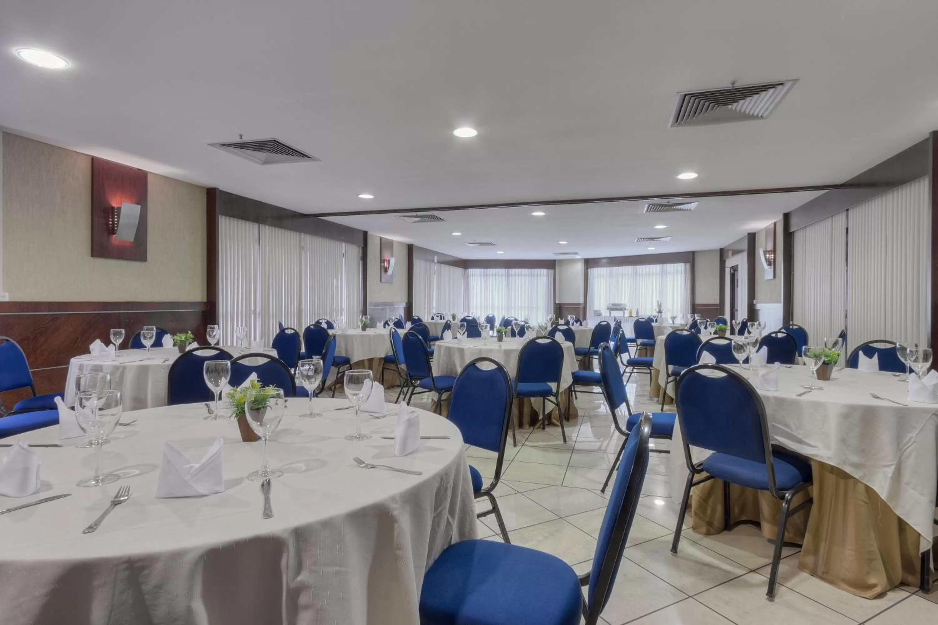 Restaurant/places to eat in Iate Plaza Hotel