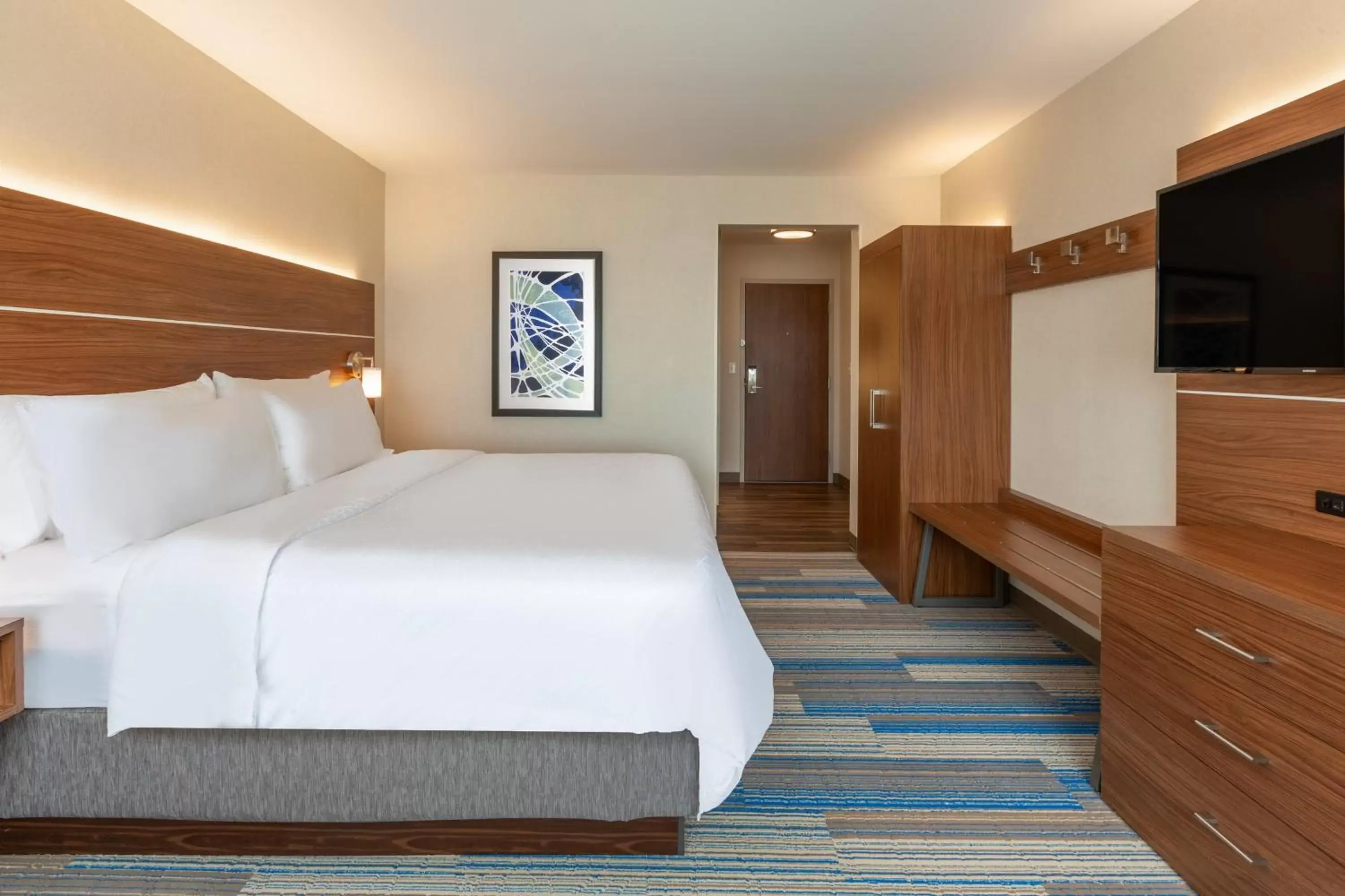 Photo of the whole room, Bed in Holiday Inn Express & Suites Brunswick-Harpers Ferry Area, an IHG Hotel