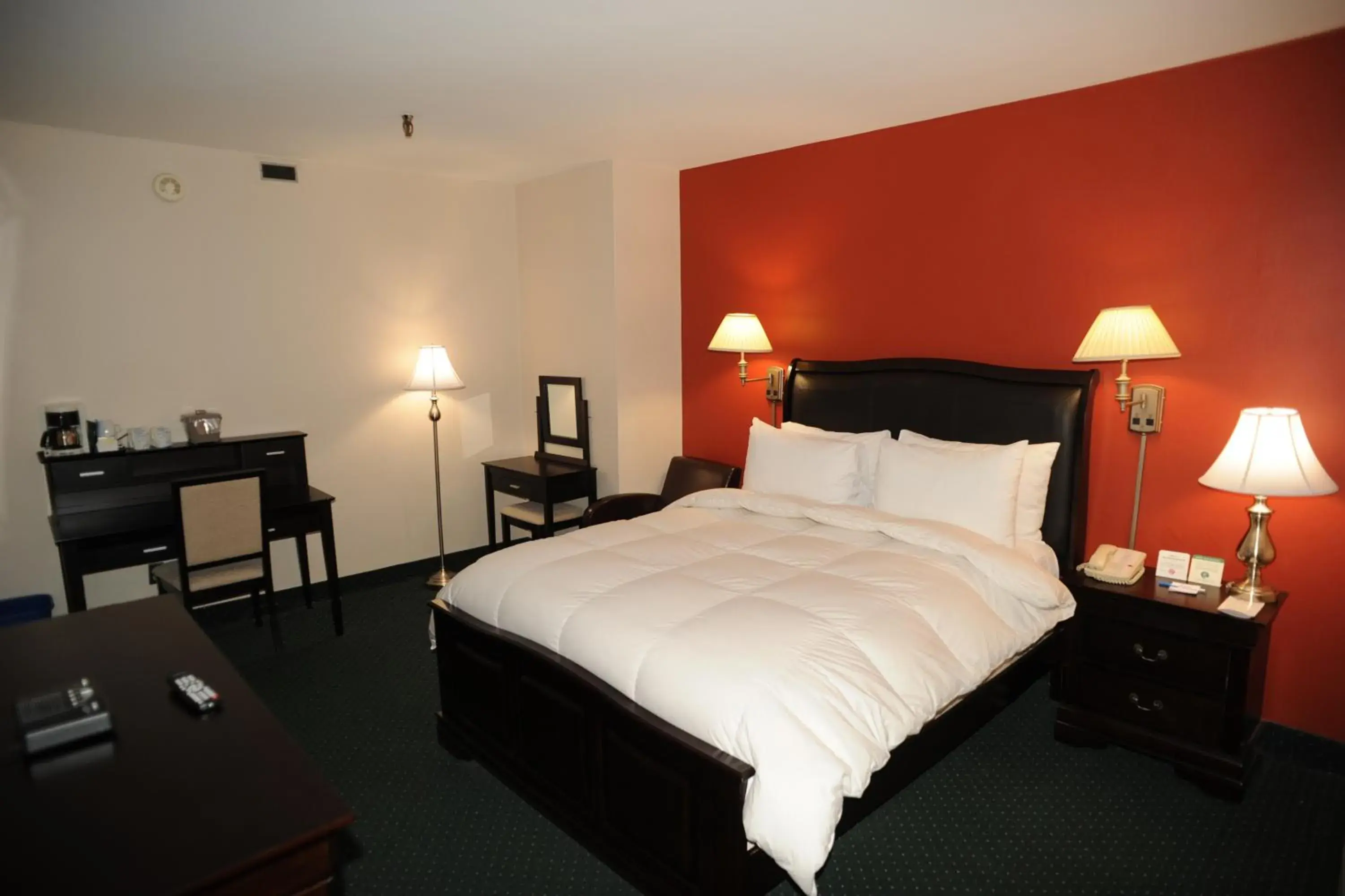 Photo of the whole room, Bed in The Marlborough Hotel