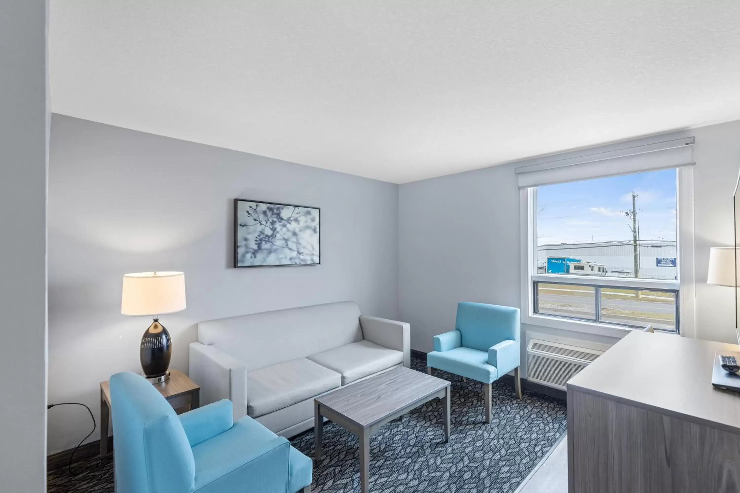 Living room, Seating Area in Emerald Hotel & Suites Calgary Airport