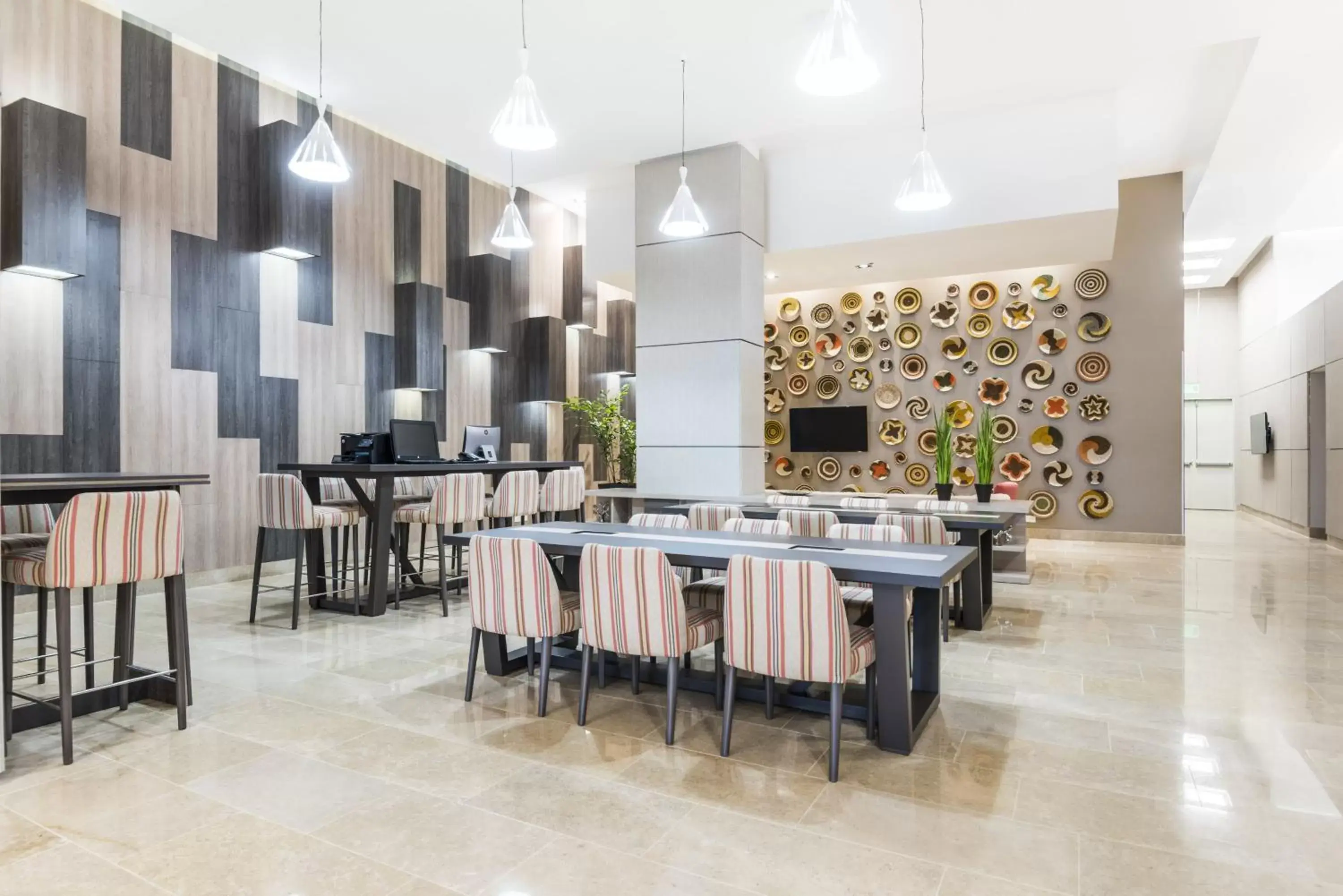 Meeting/conference room, Restaurant/Places to Eat in Holiday Inn Express - Barranquilla Buenavista, an IHG Hotel