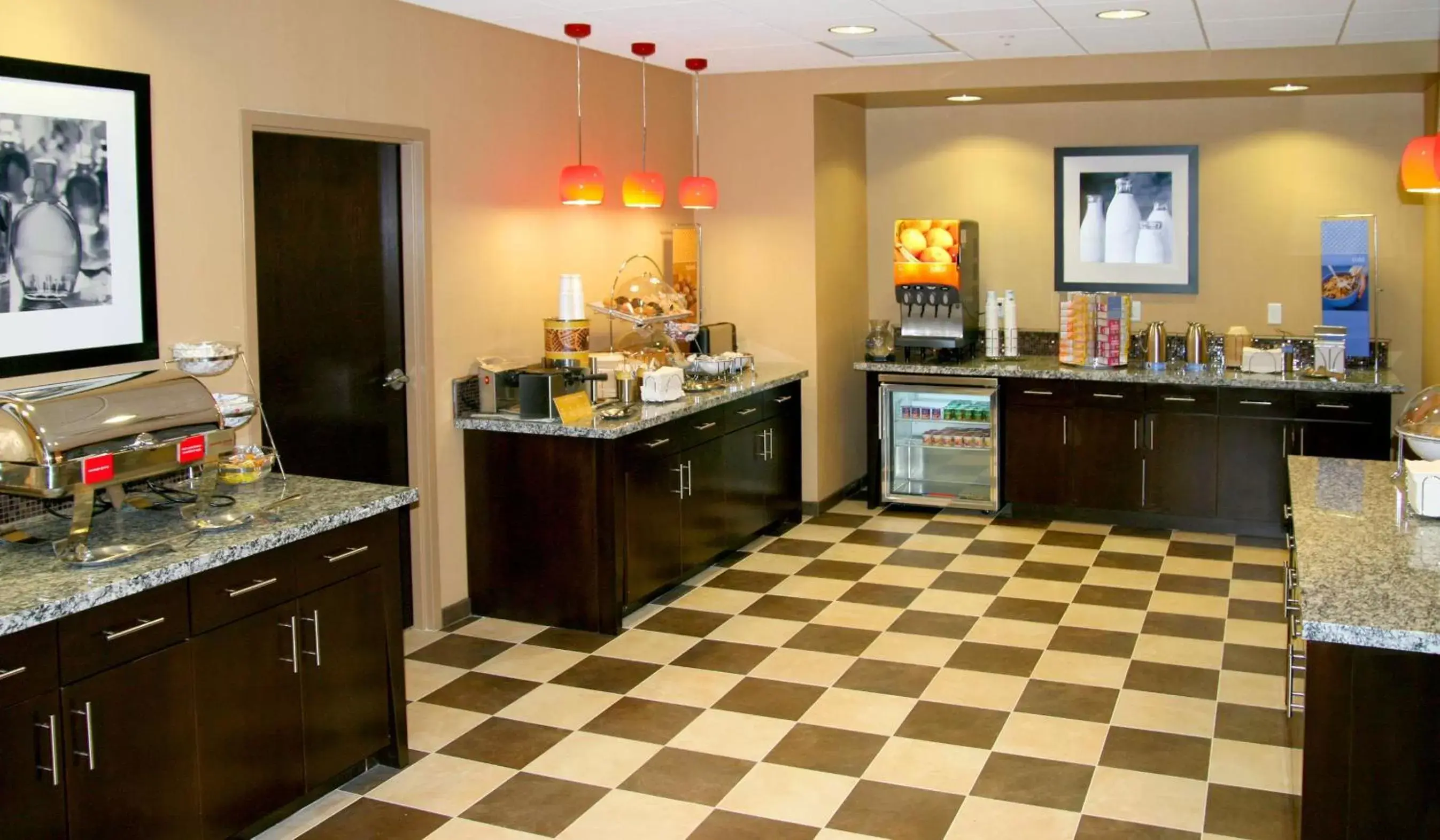 Dining area, Kitchen/Kitchenette in Hampton Inn & Suites Salt Lake City-University/Foothill Drive