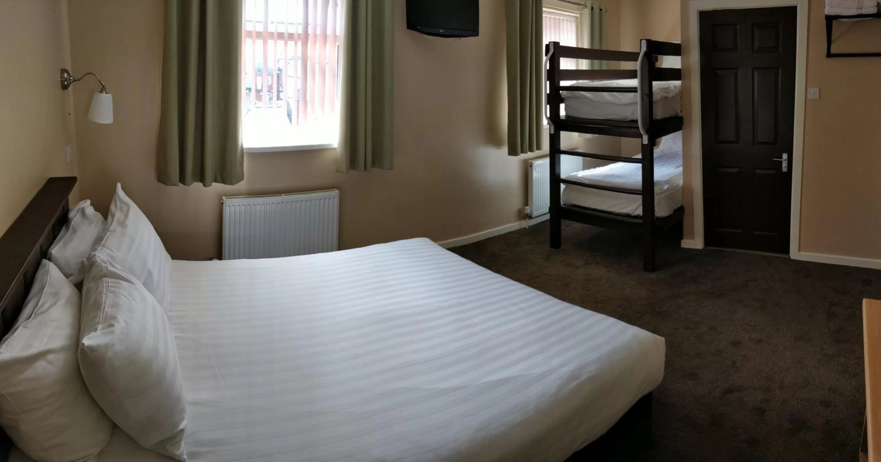 bunk bed, Bed in The Lawton