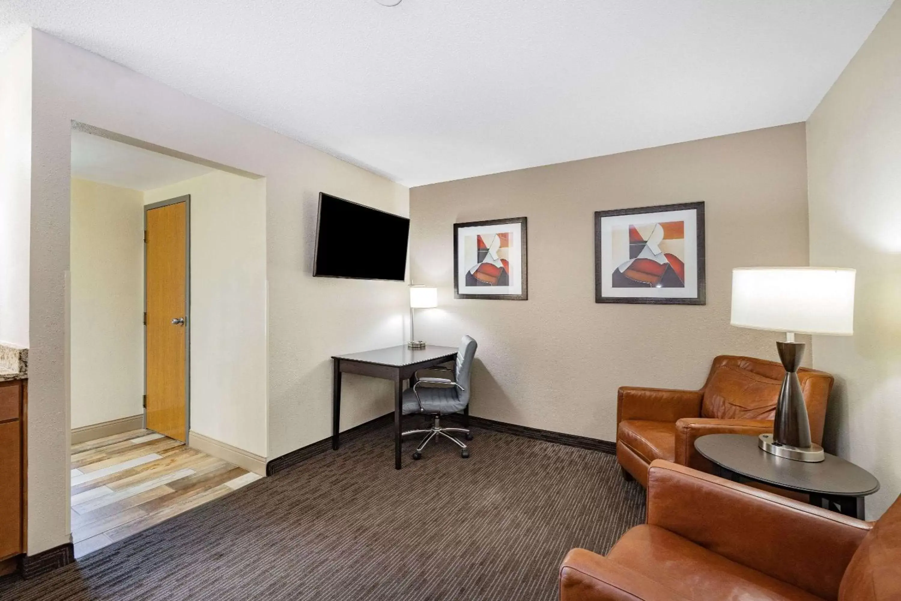 Bed, Seating Area in AmericInn by Wyndham Apple Valley