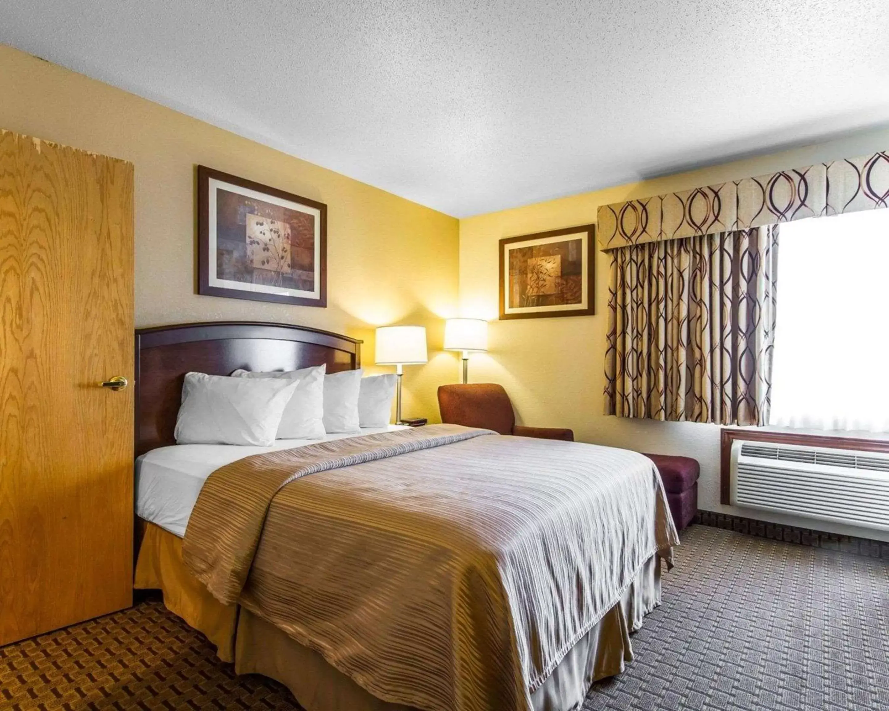 Photo of the whole room, Bed in Quality Inn La Crosse