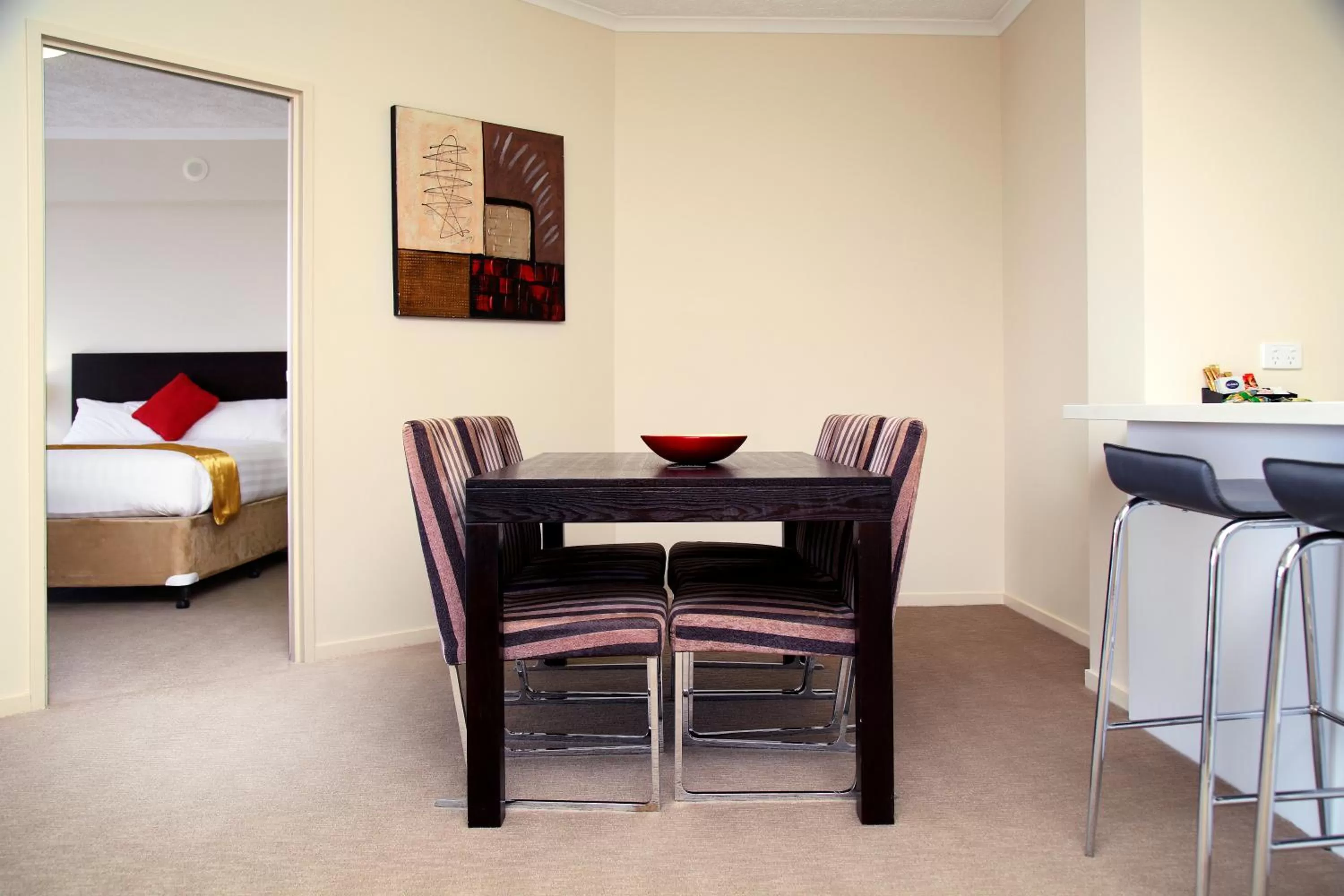 Dining area, Bed in Toowoomba Central Plaza Apartment Hotel Official