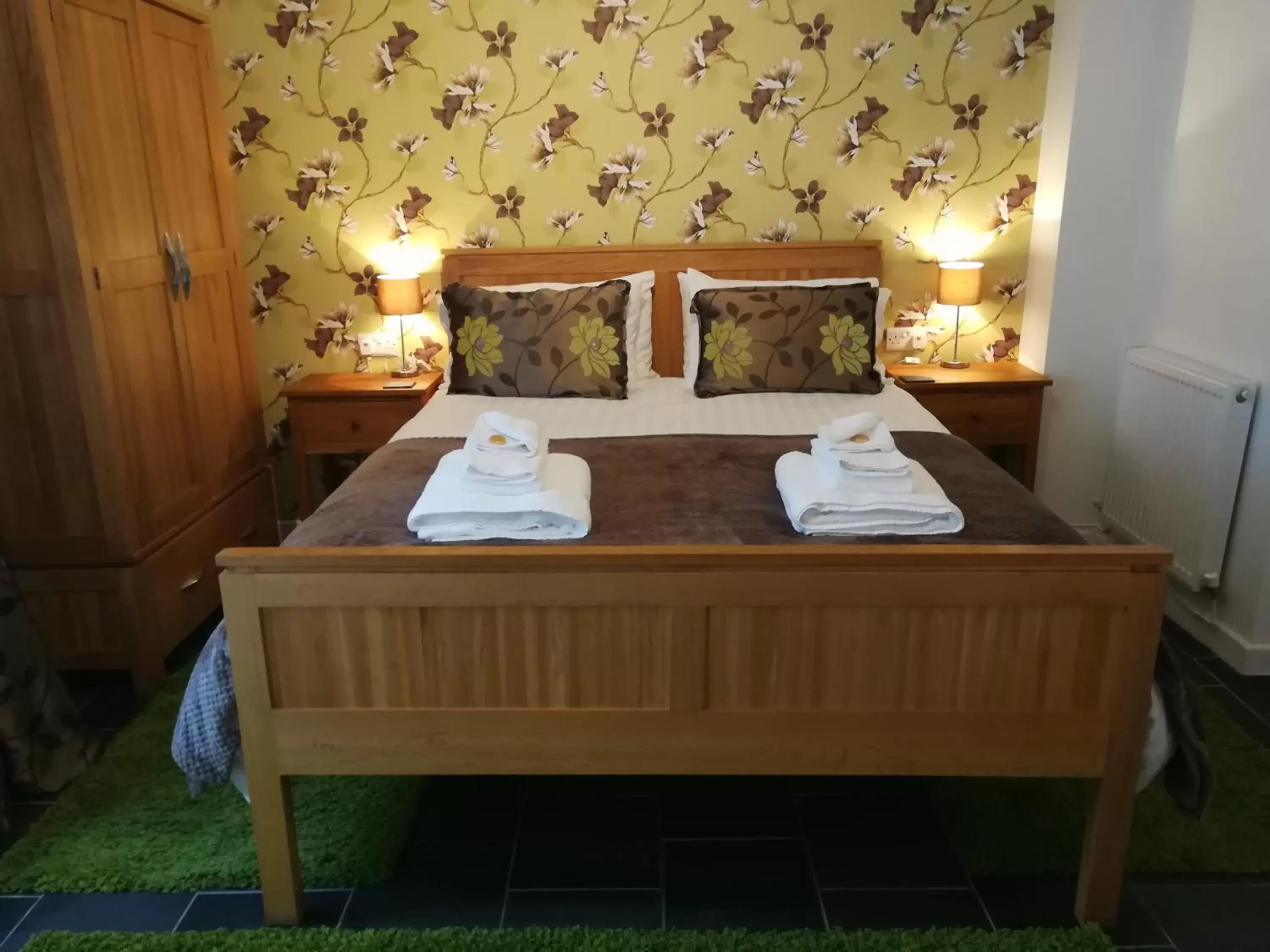 Shower, Bed in Aberconwy House B&B
