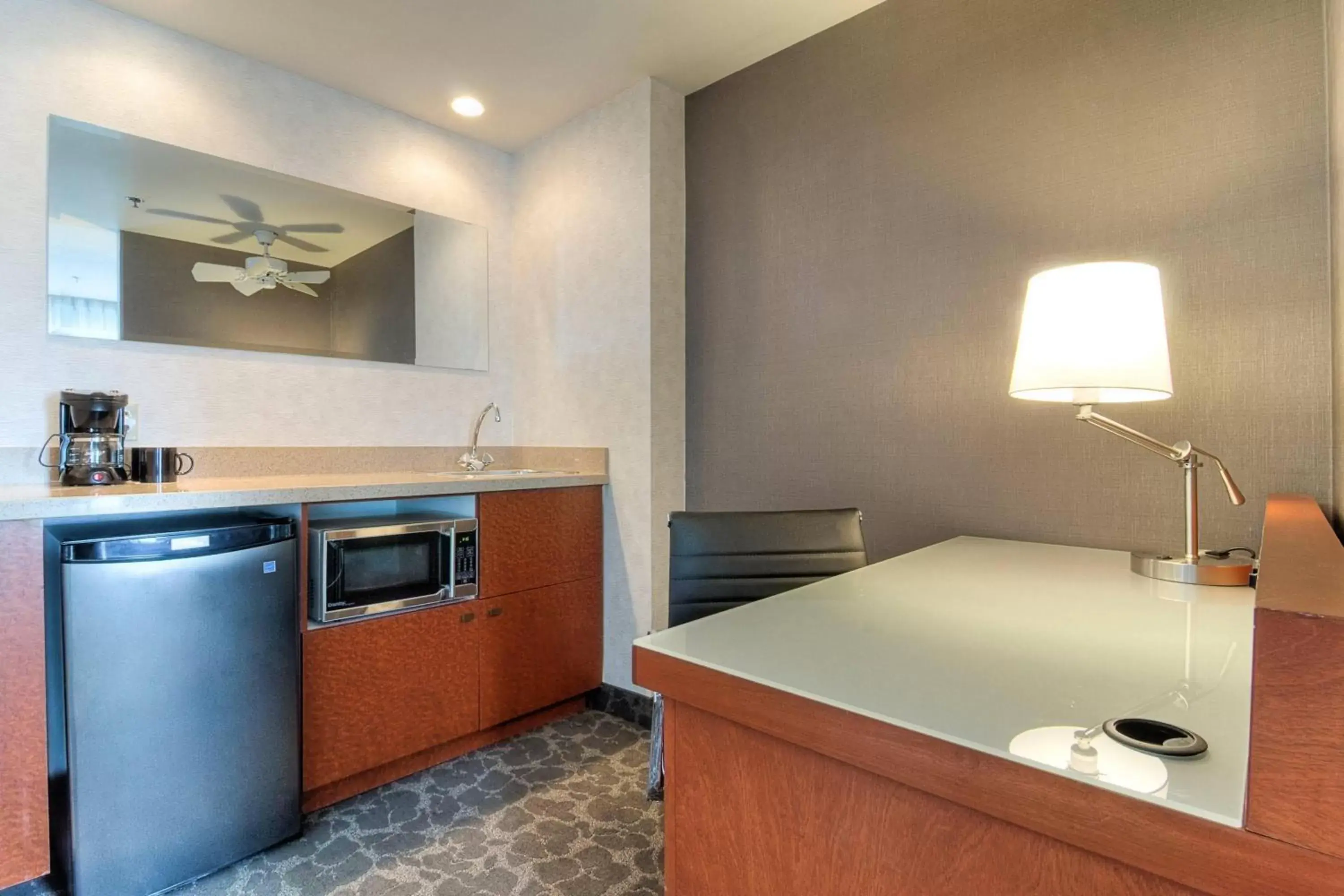 Kitchen or kitchenette, Kitchen/Kitchenette in SpringHill Suites by Marriott Old Montreal