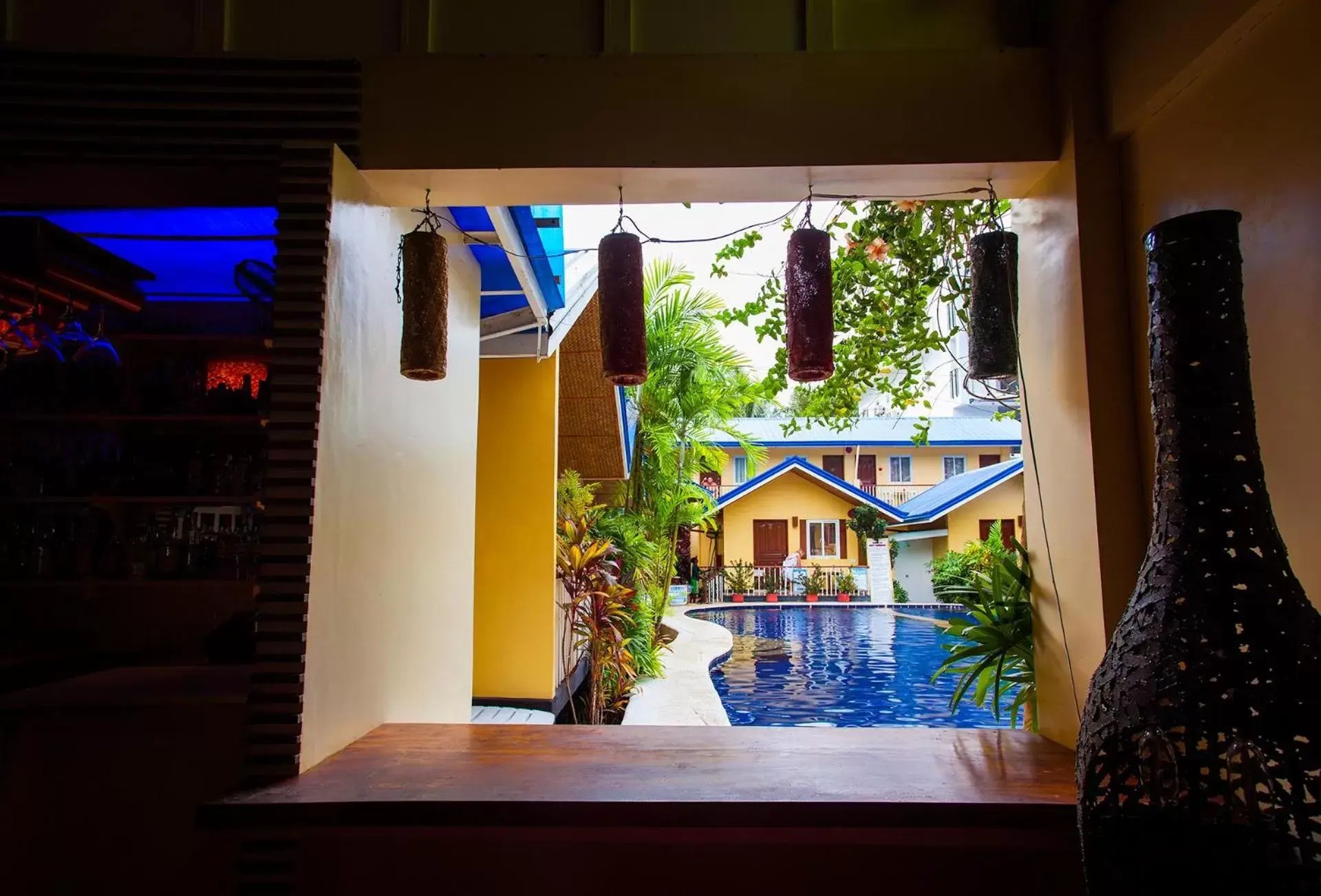 Swimming pool in Blue Lagoon Inn & Suites