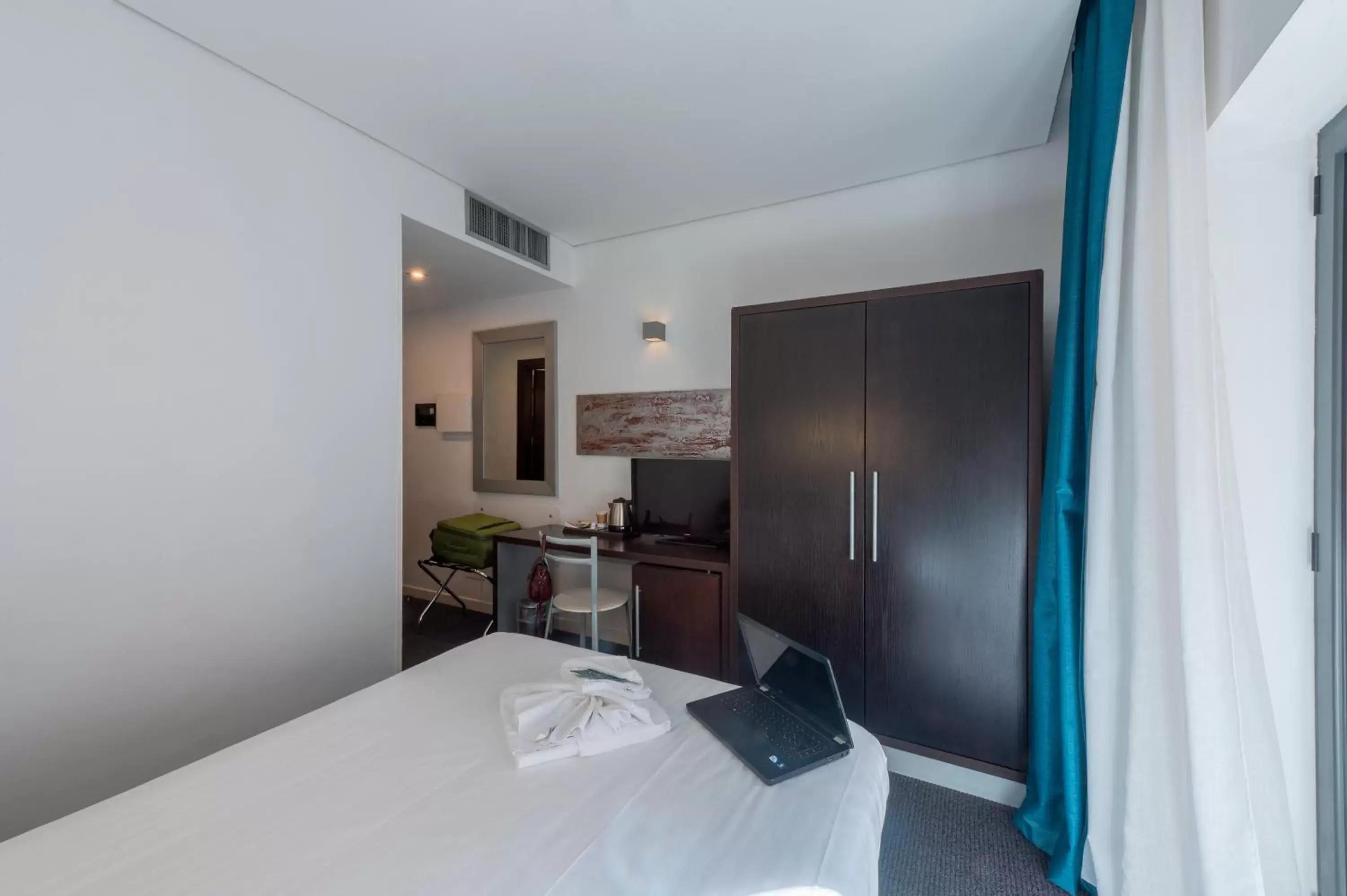 Bedroom, TV/Entertainment Center in Mercure Palermo Centro