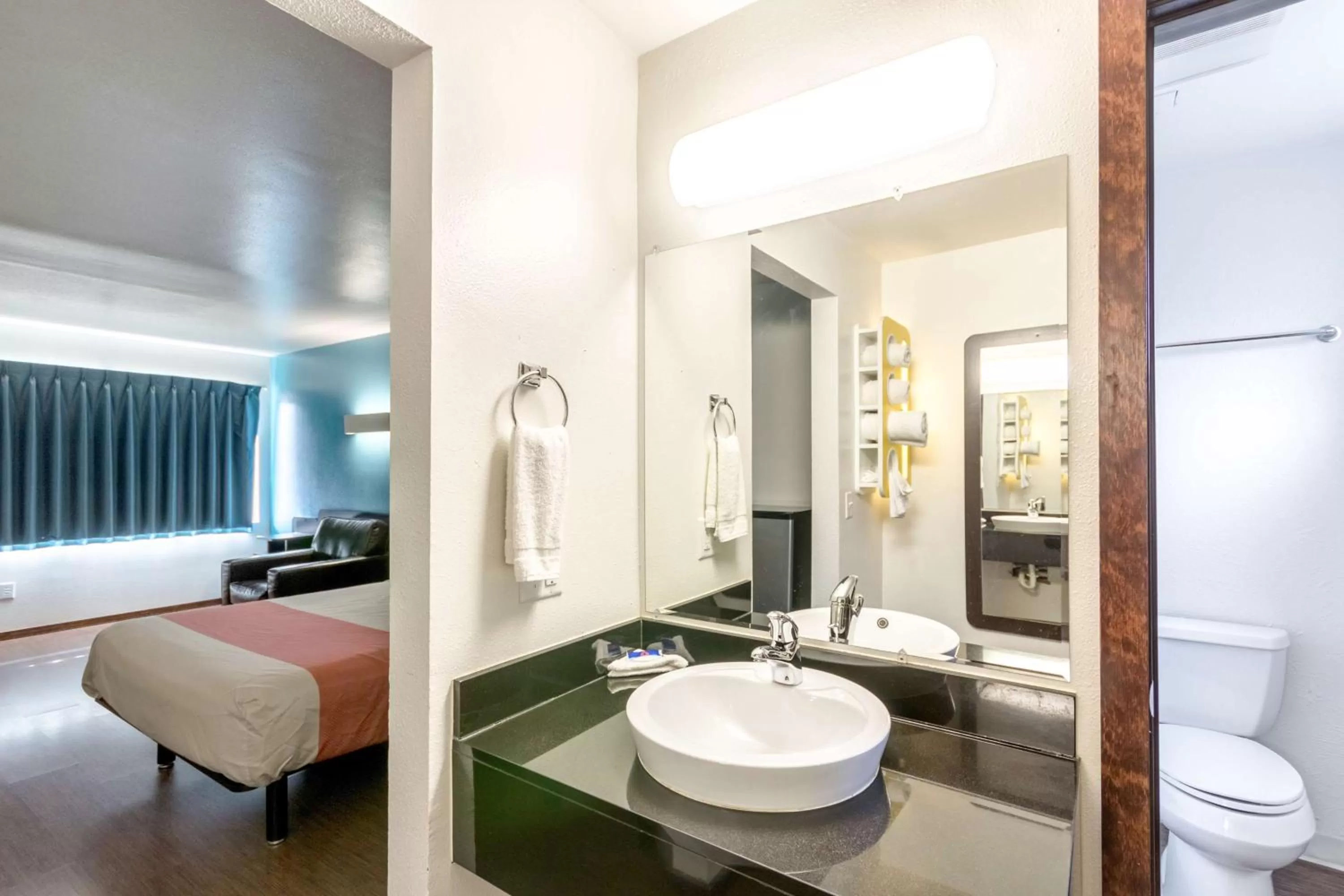 Photo of the whole room, Bed in Motel 6 University Missoula