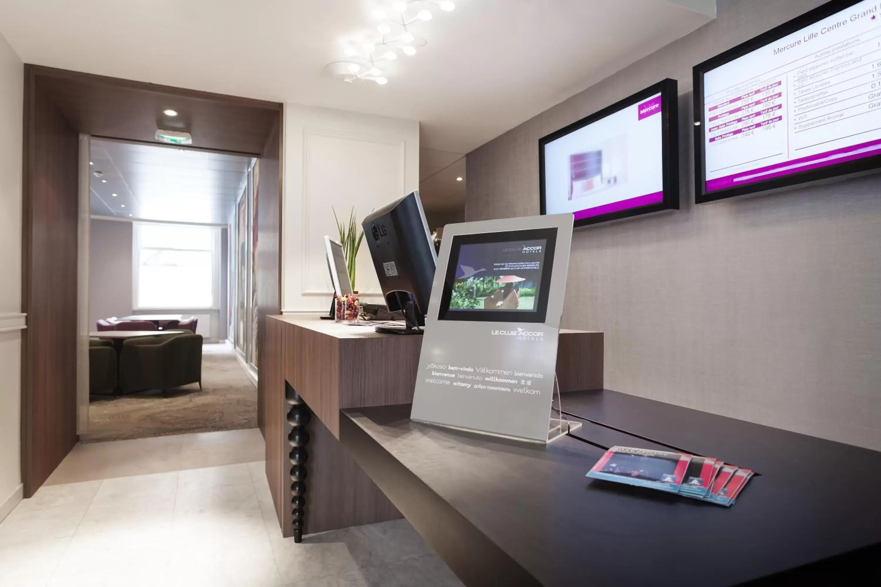 Lobby or reception, TV/Entertainment Center in Mercure Lille Centre Grand Place