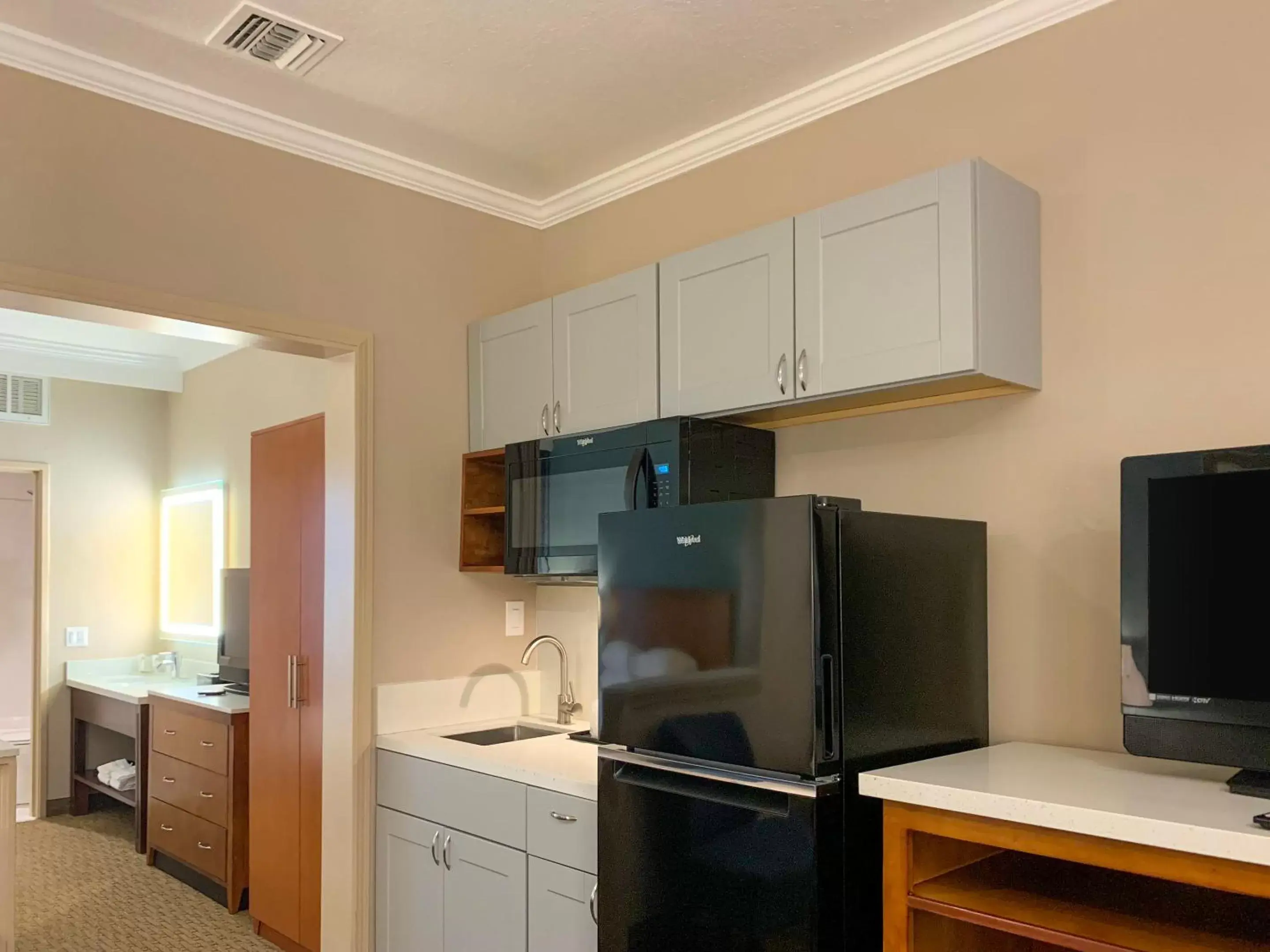 Kitchen/Kitchenette in MainStay Suites John Wayne Airport, a Choice Hotel