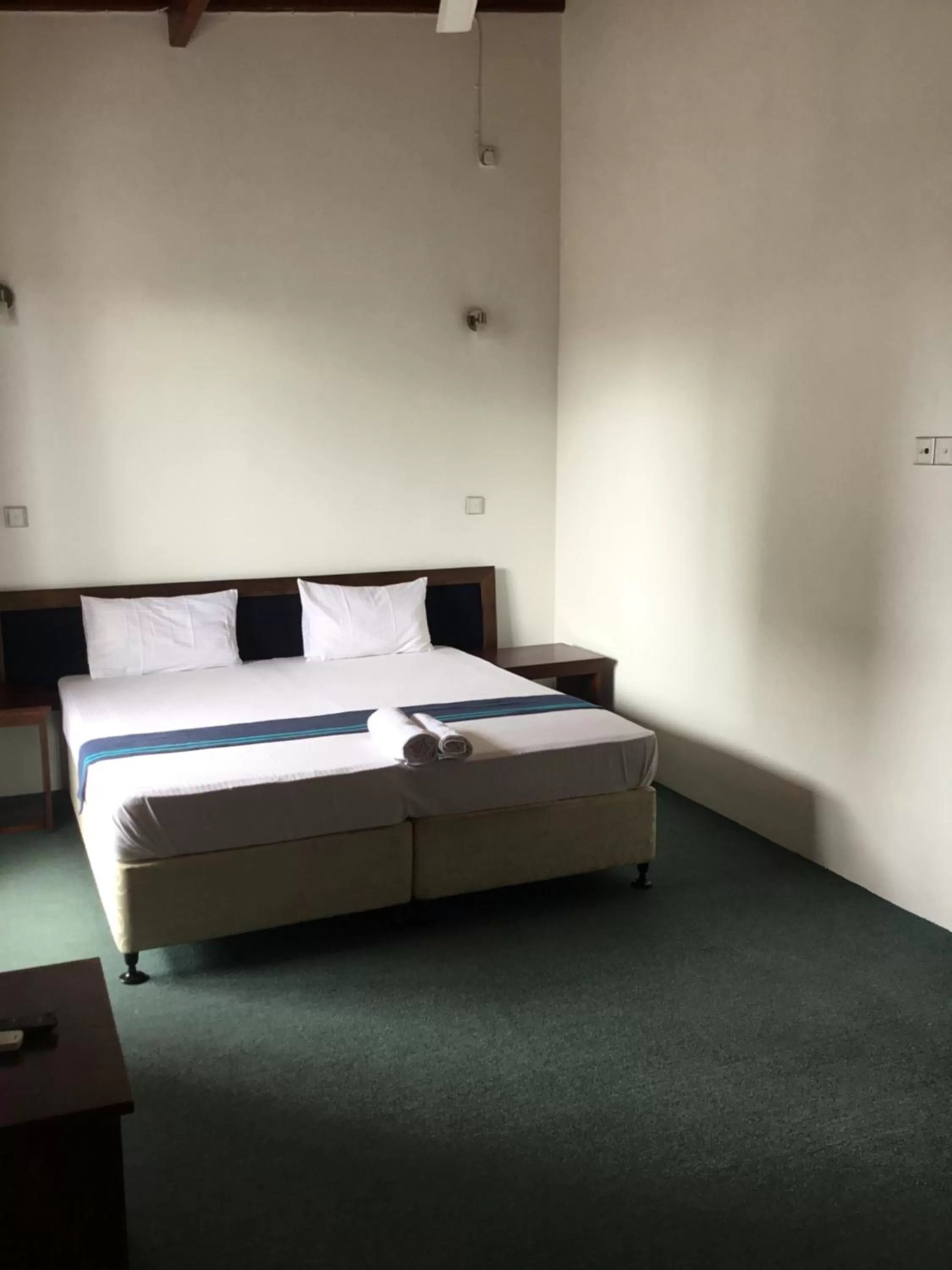 Bed in West Inn Colombo