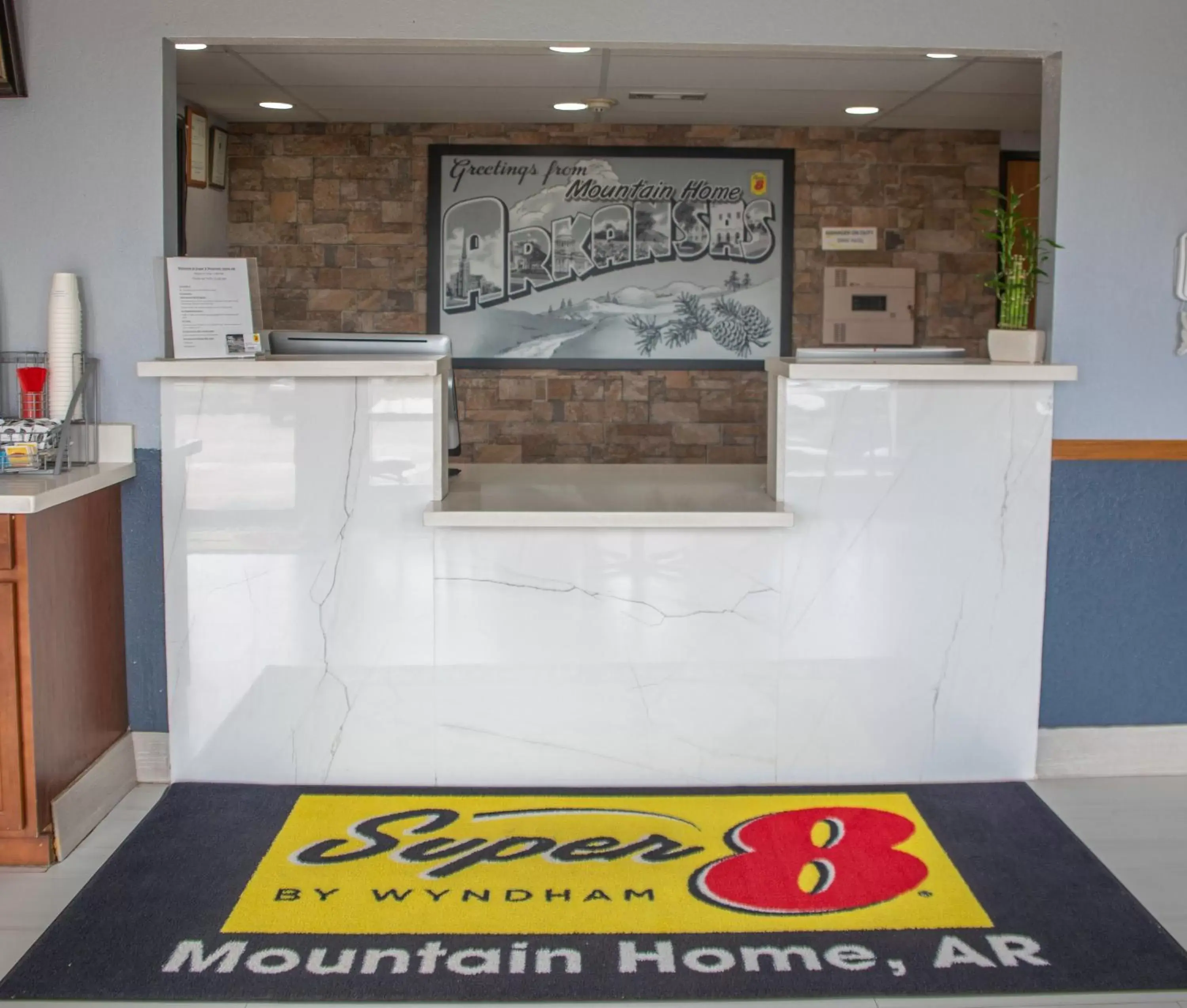 Lobby/Reception in Super 8 by Wyndham Mountain Home