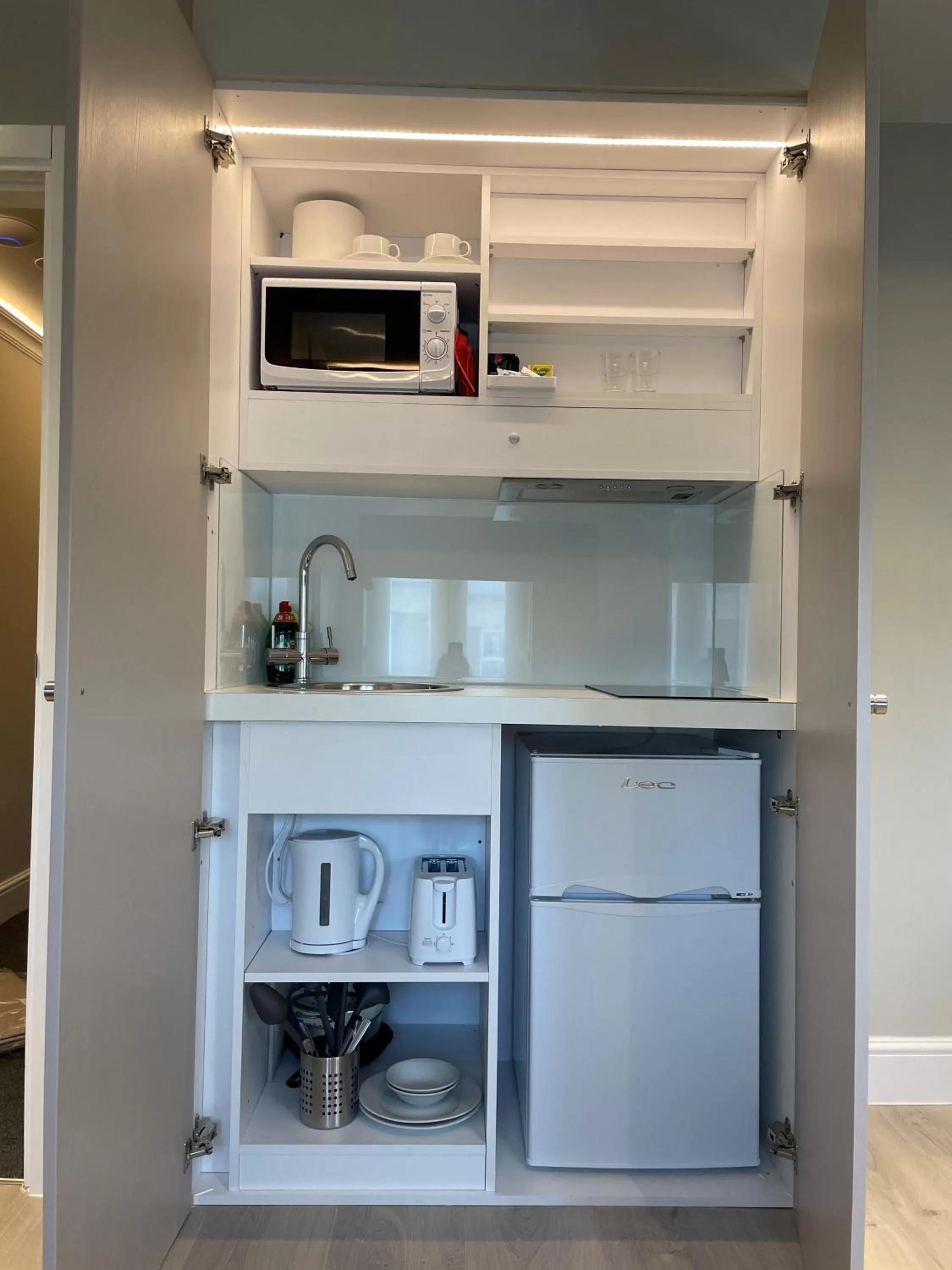 Kitchen or kitchenette in West End Lane II