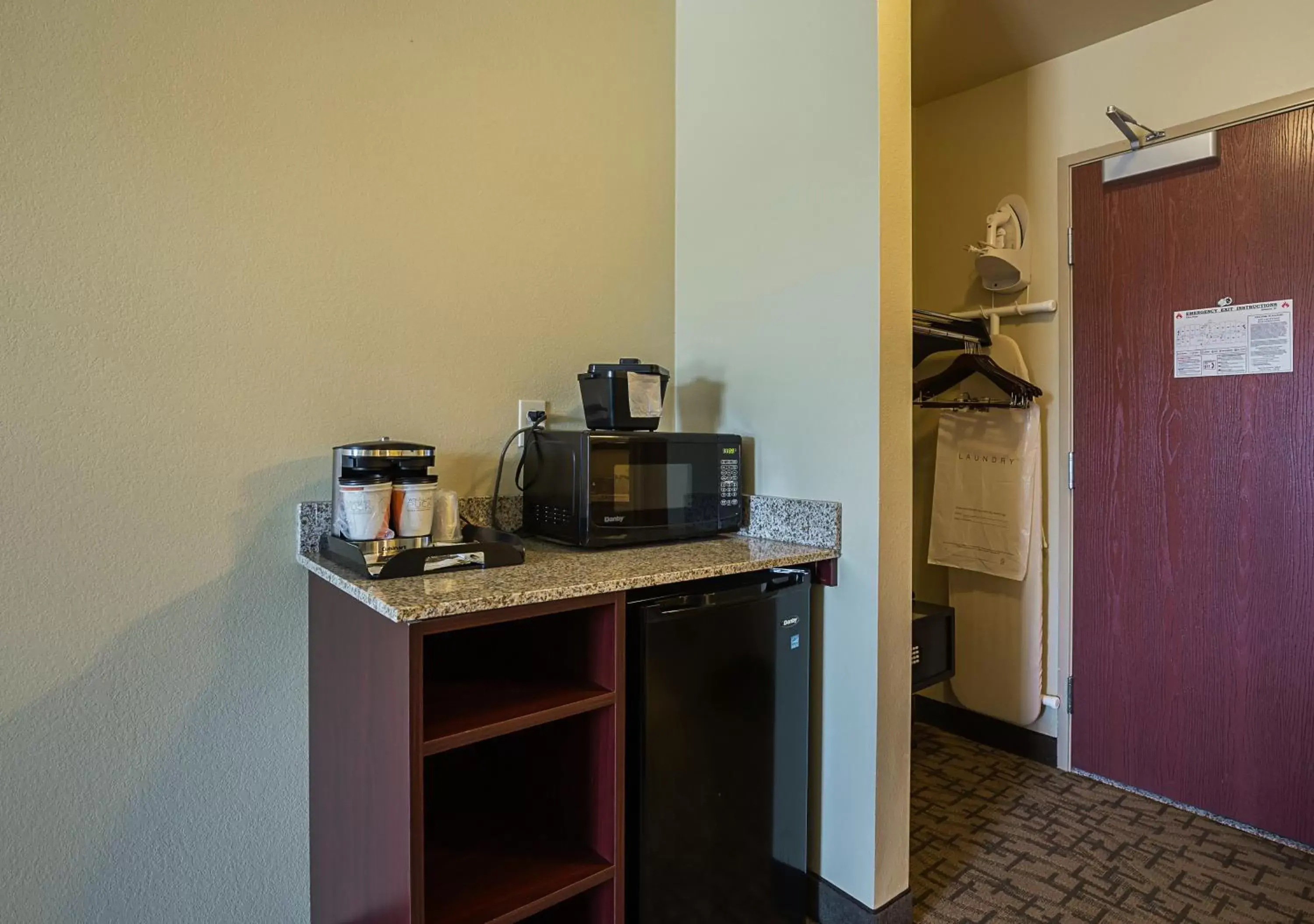 Kitchen/Kitchenette in Cobblestone Inn & Suites - Altamont