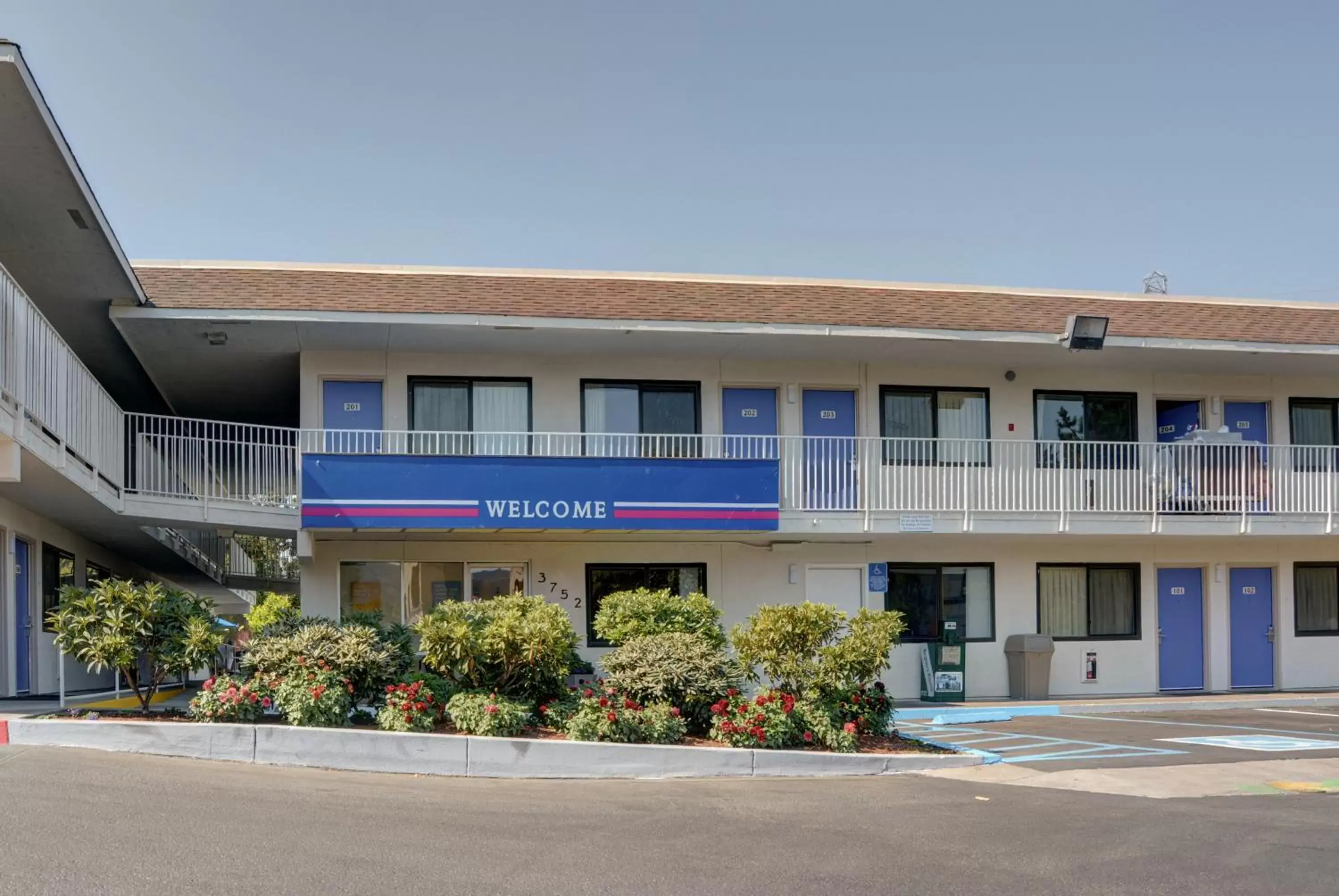 Facade/entrance, Property Building in Motel 6-Springfield, OR - Eugene North