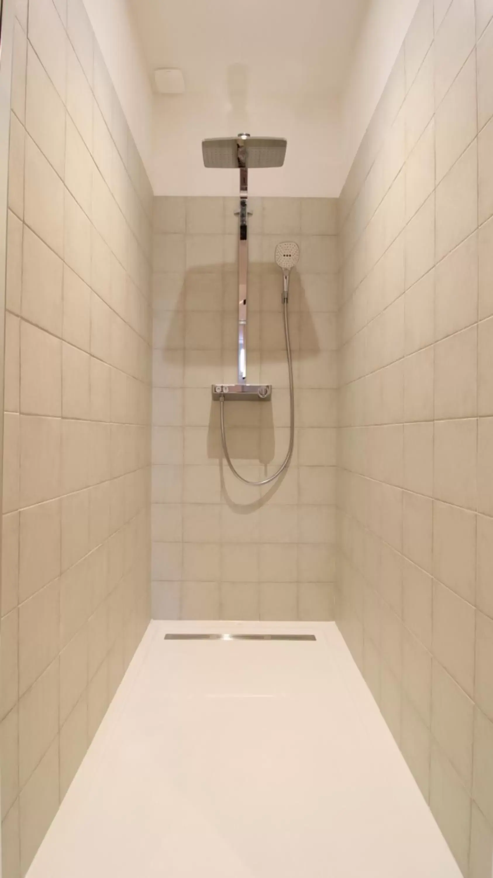 Shower, Bathroom in MiHotel Sala