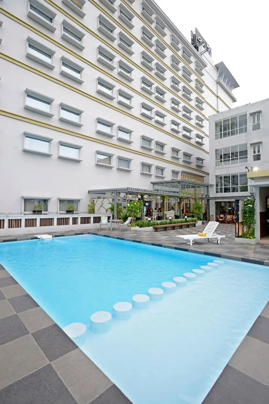 Swimming Pool in La Lisa Hotel Surabaya