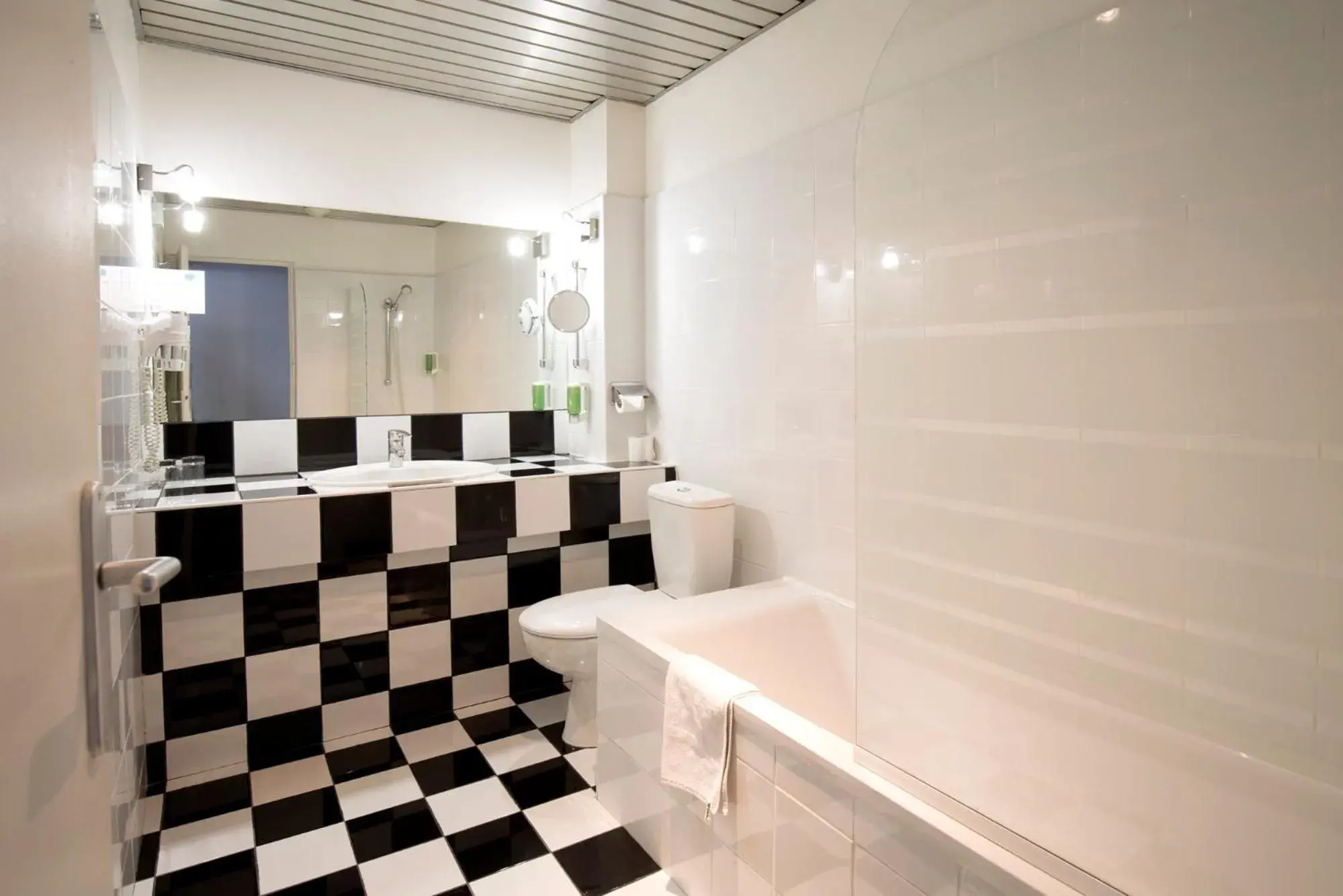 Bathroom in Hôtel Raymond 4 Toulouse