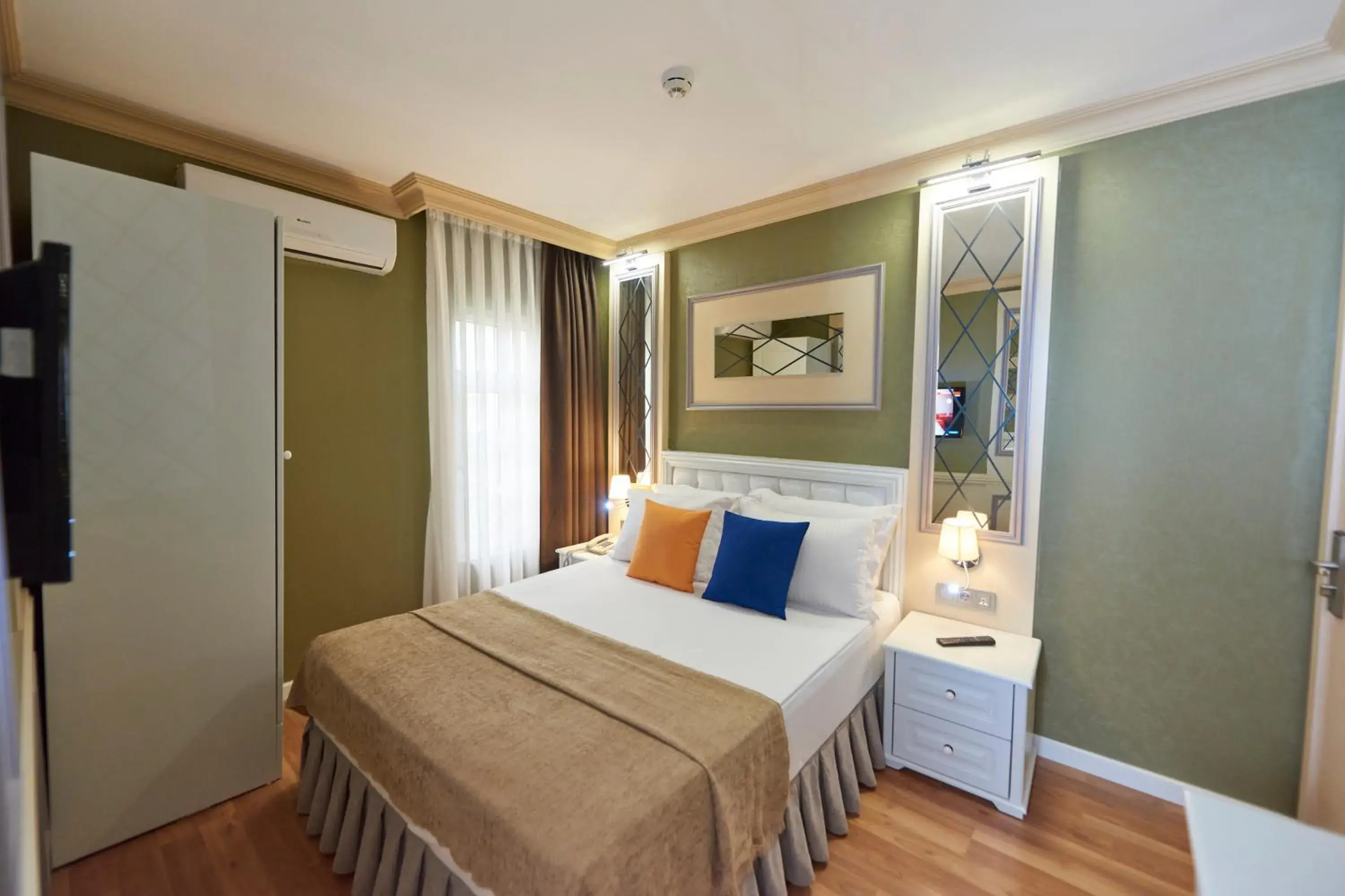 Living room, Bed in Sunlight Hotel & SPA
