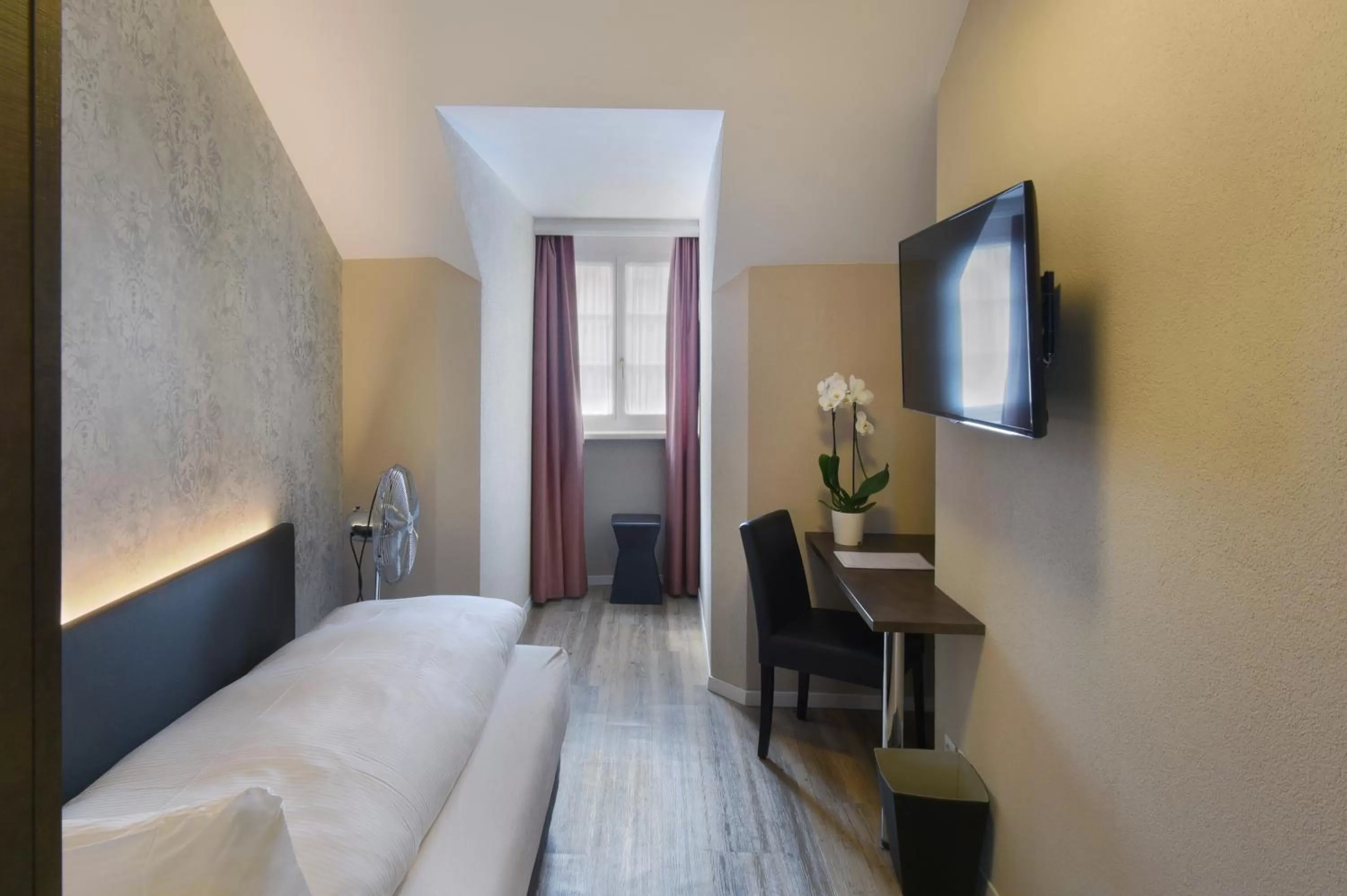 Photo of the whole room, Bed in Altstadt Hotel Krone Luzern