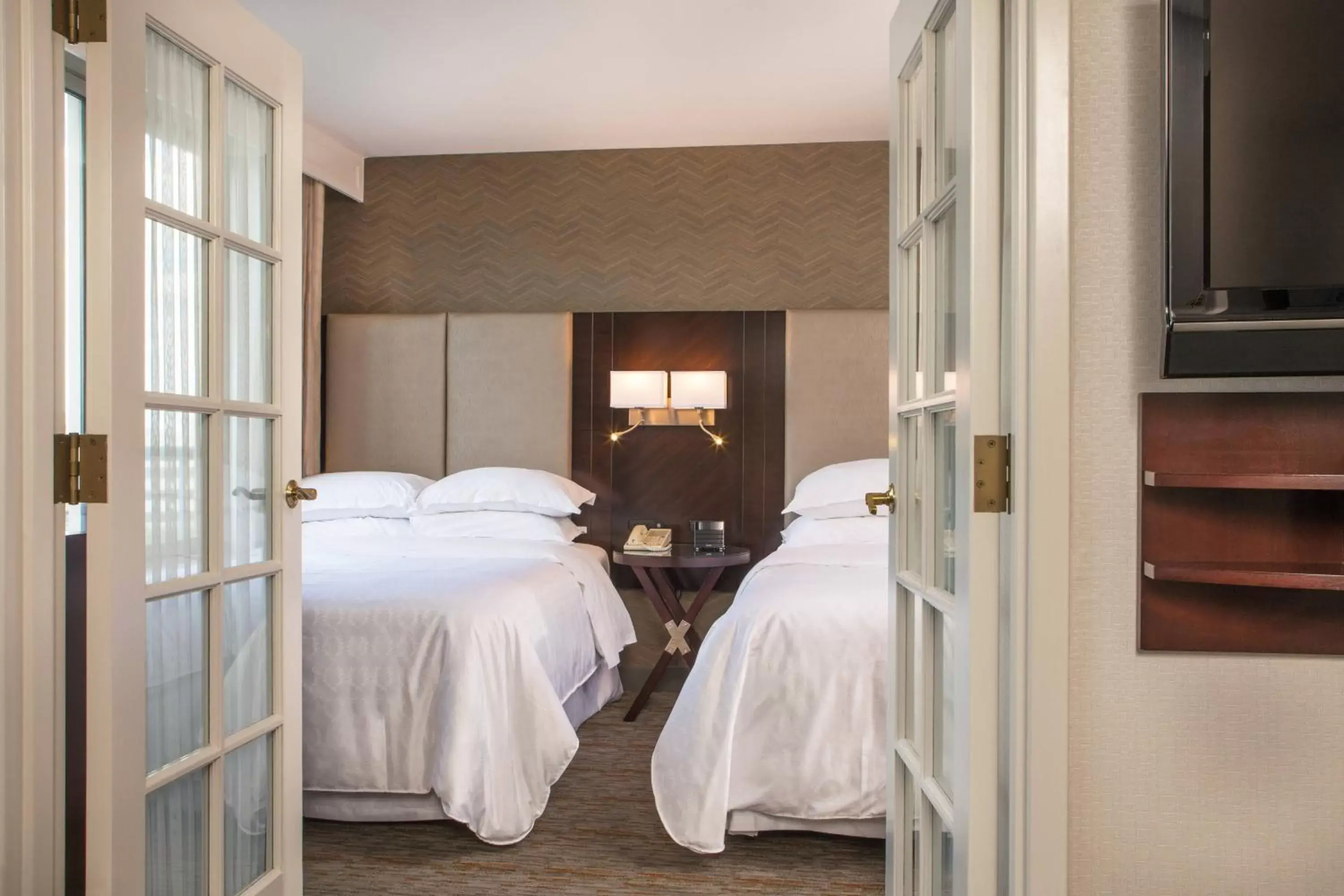 Bedroom, Bed in Sheraton Suites Chicago Elk Grove