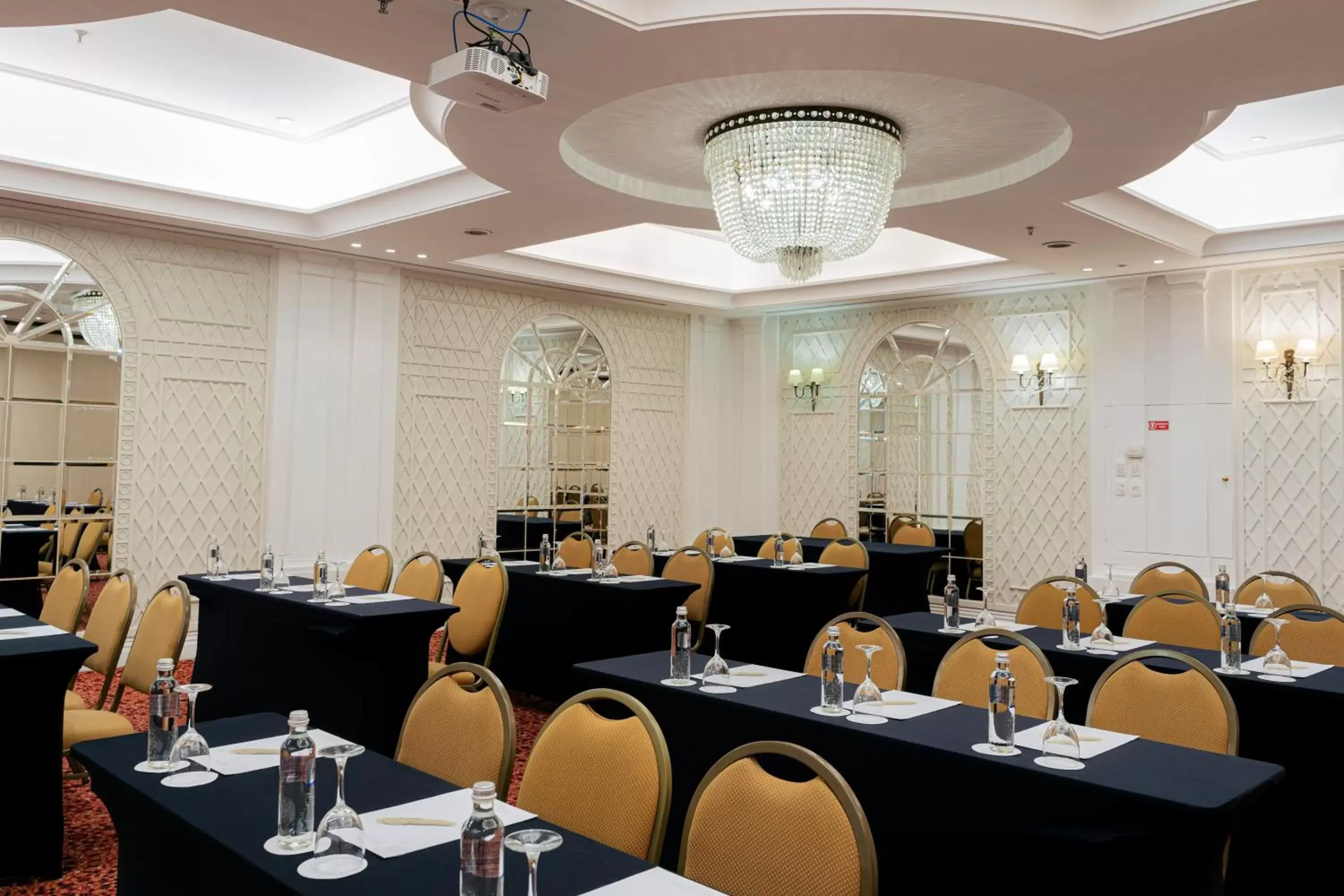 Meeting/conference room, Restaurant/Places to Eat in Grand Mercure Sao Paulo Ibirapuera