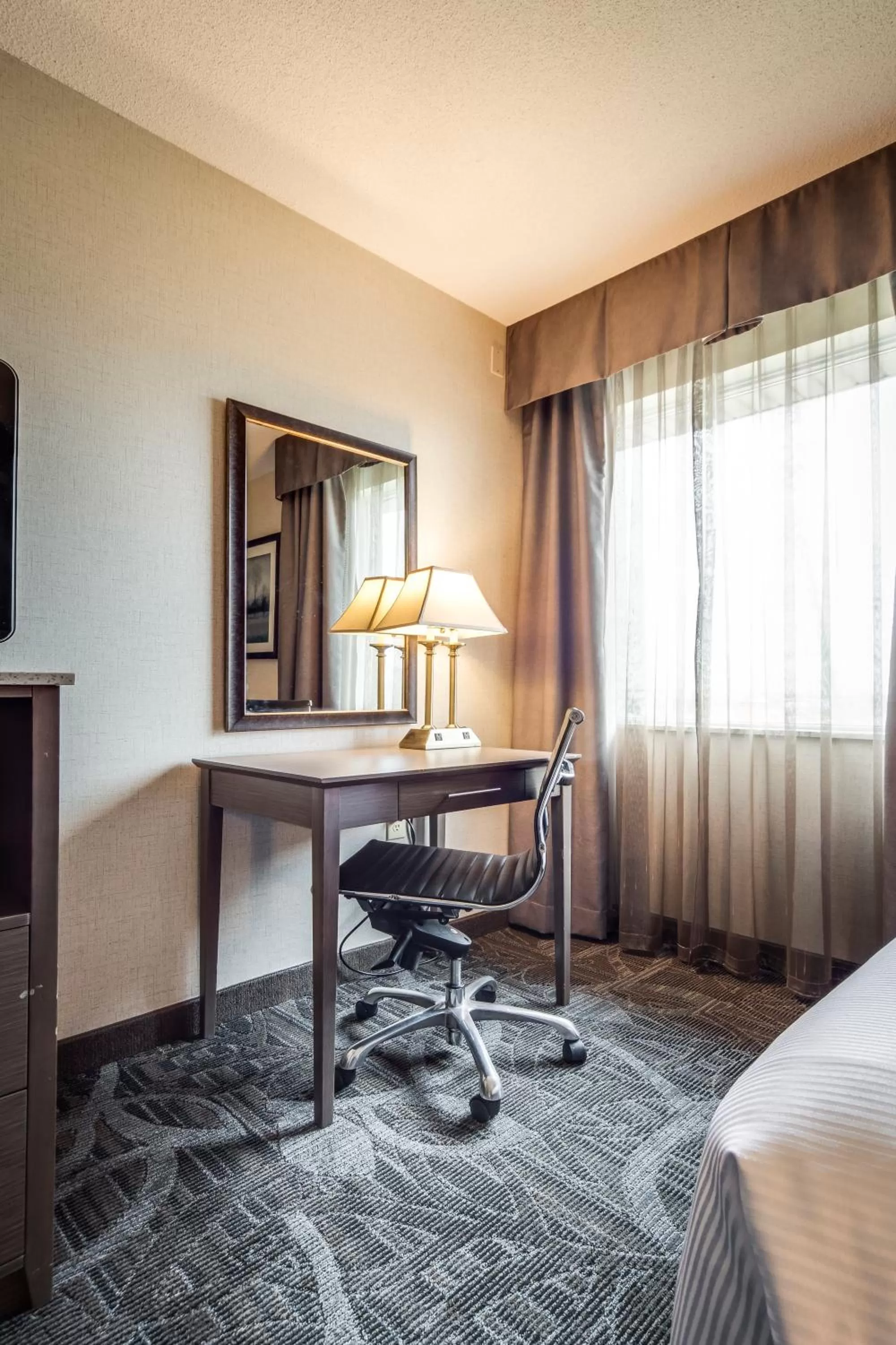 Seating area, Bed in Monte Carlo Inn Airport Suites