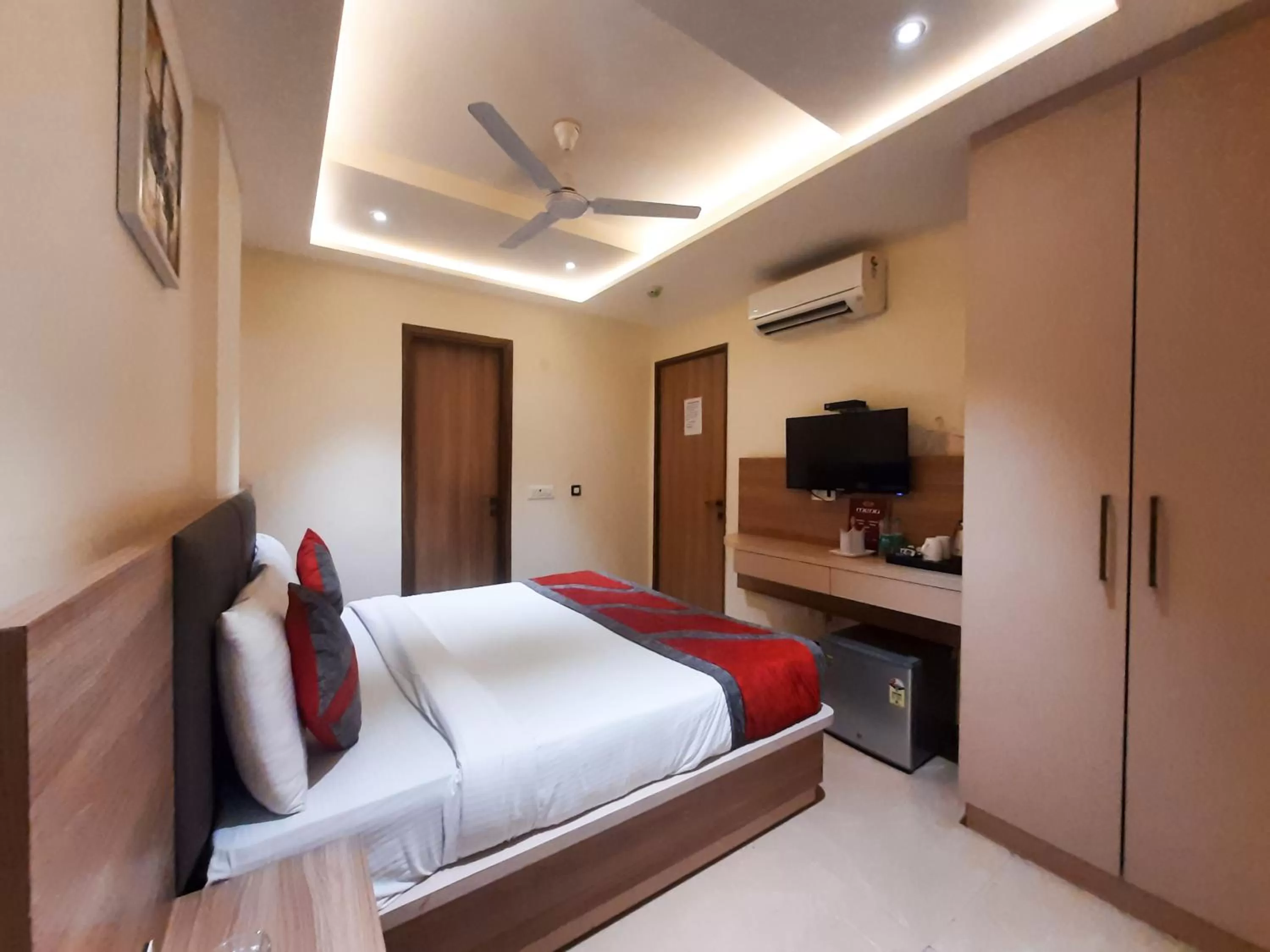 Bedroom, Bed in Hotel Tripple Tree - Karol Bagh