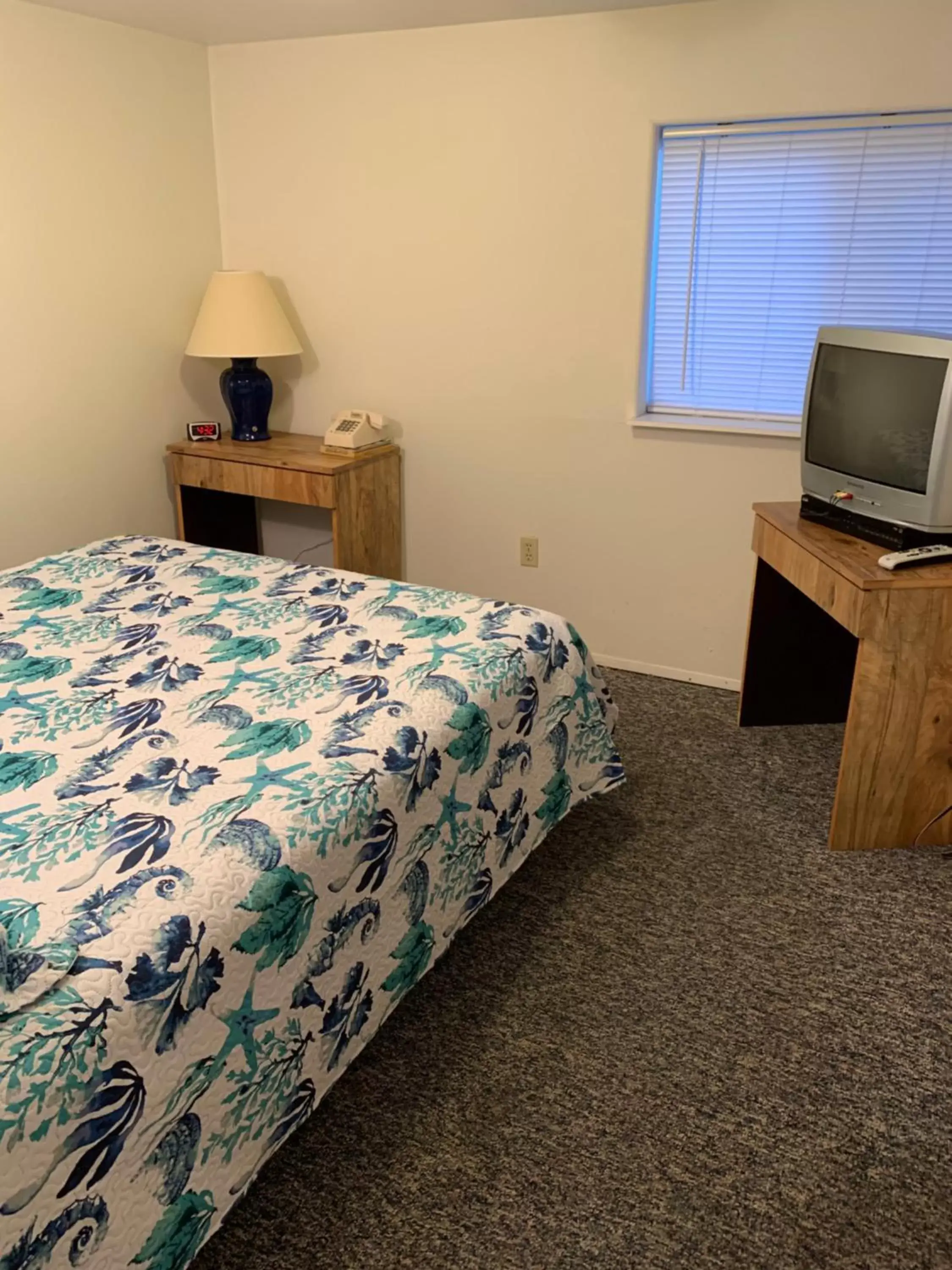 Bed in Curley's Resort & Dive Center Bed in Curley's Resort & Dive Center