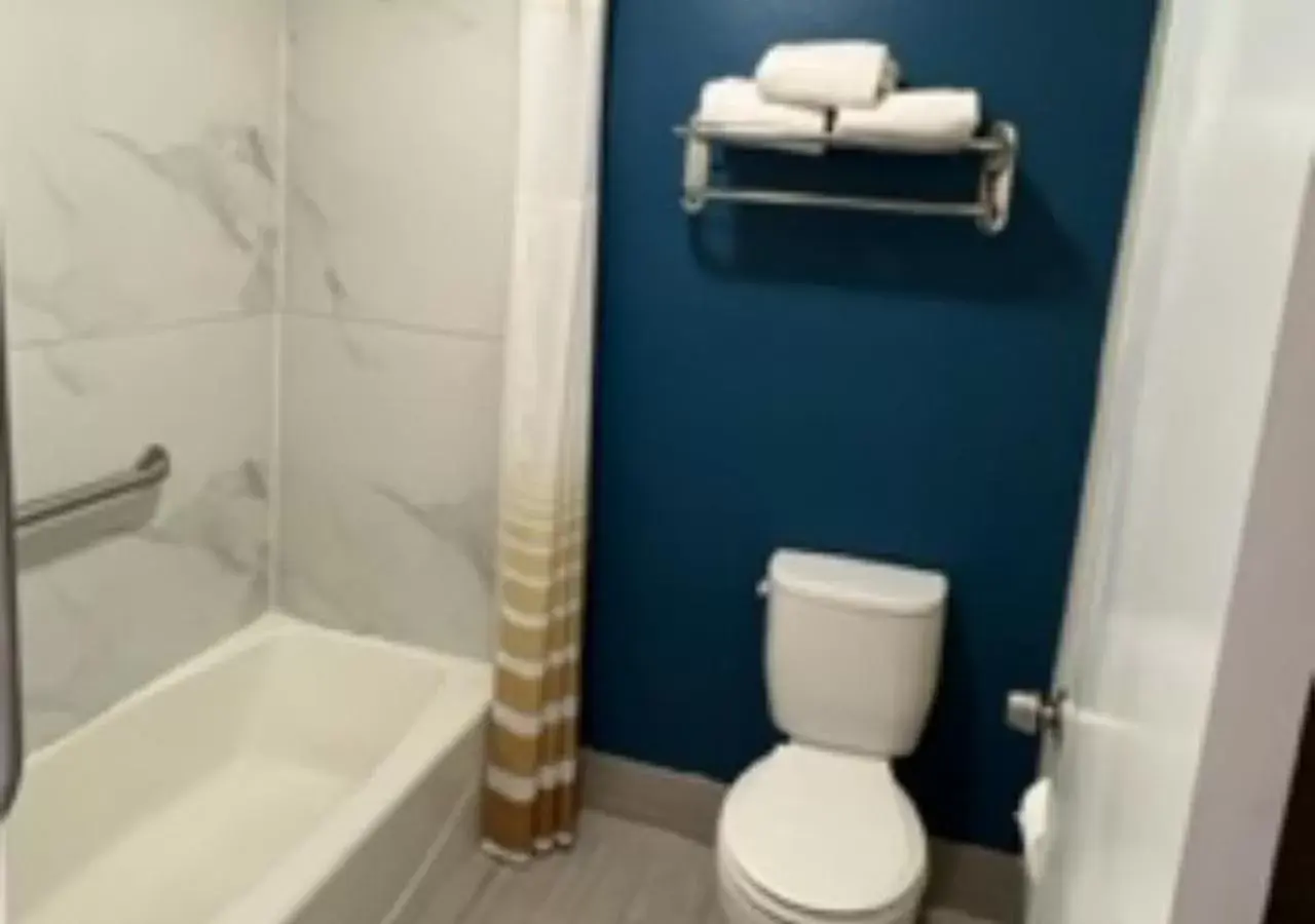 Bathroom in SureStay Plus Hotel by Best Western Hesperia