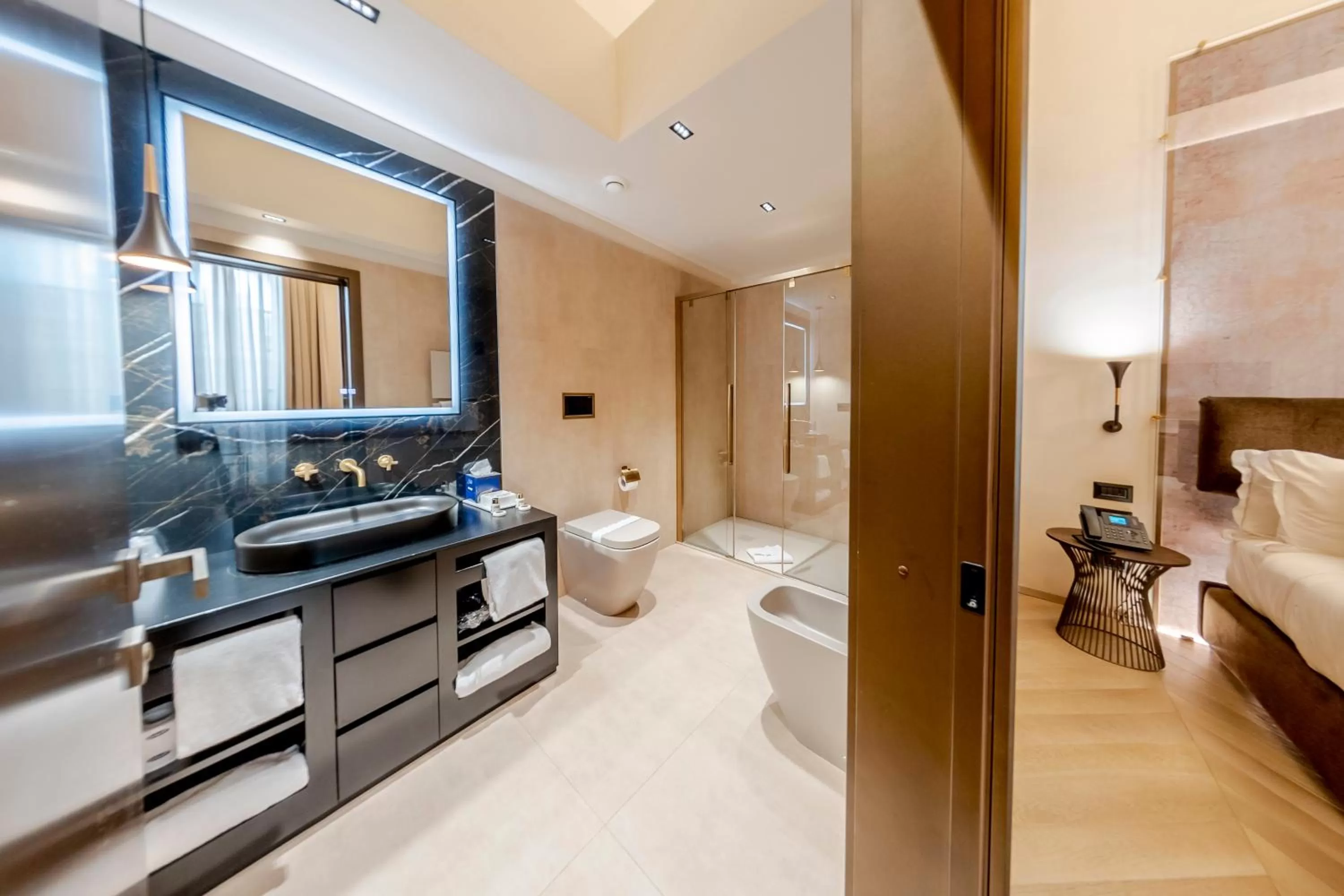 Shower, Bed in Martius Private Suites Hotel