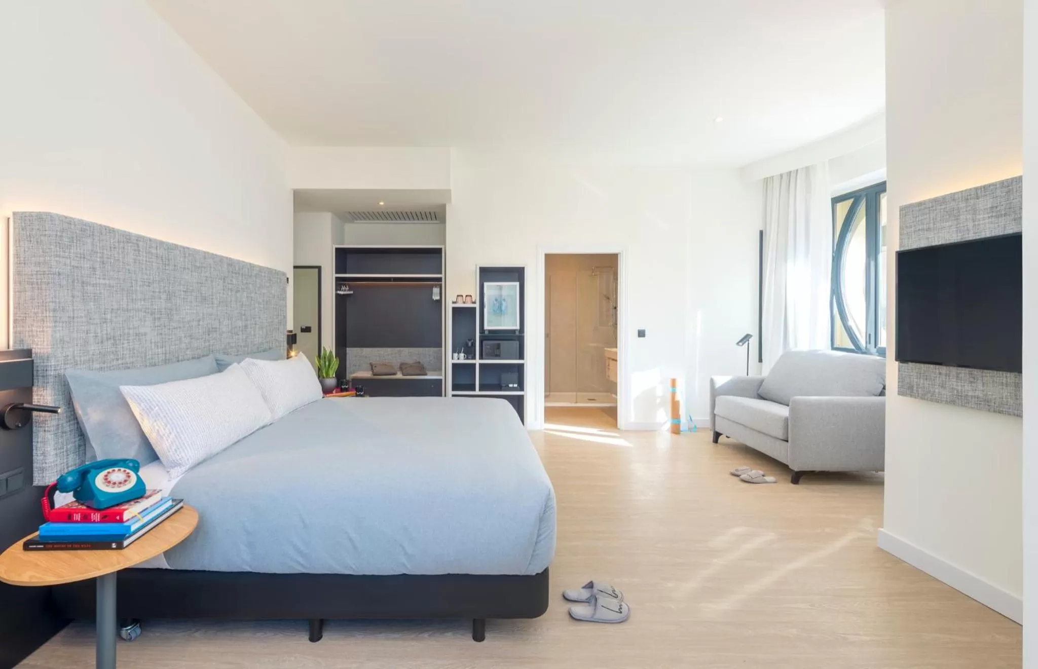 Photo of the whole room, Bed in INNSIDE by Meliá Madrid Gran Vía