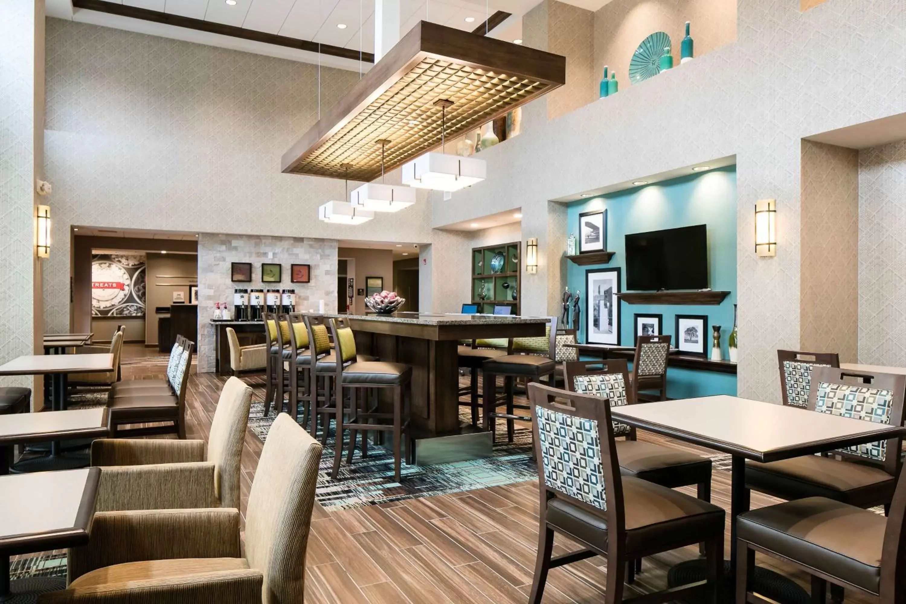 Lobby or reception, Restaurant/Places to Eat in Hampton Inn & Suites-Hudson Wisconsin