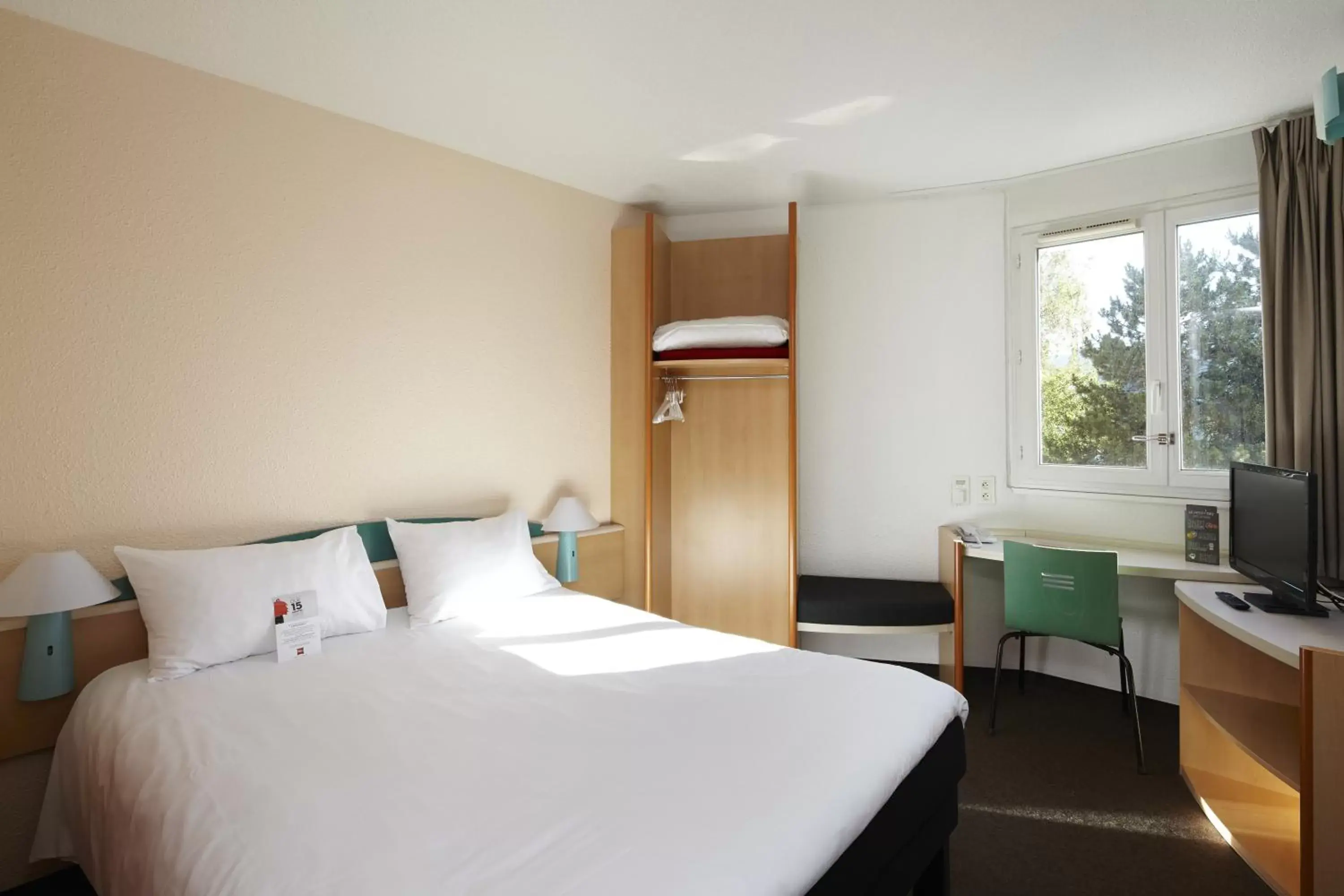 Bedroom, Bed in ibis Chartres Ouest Luce