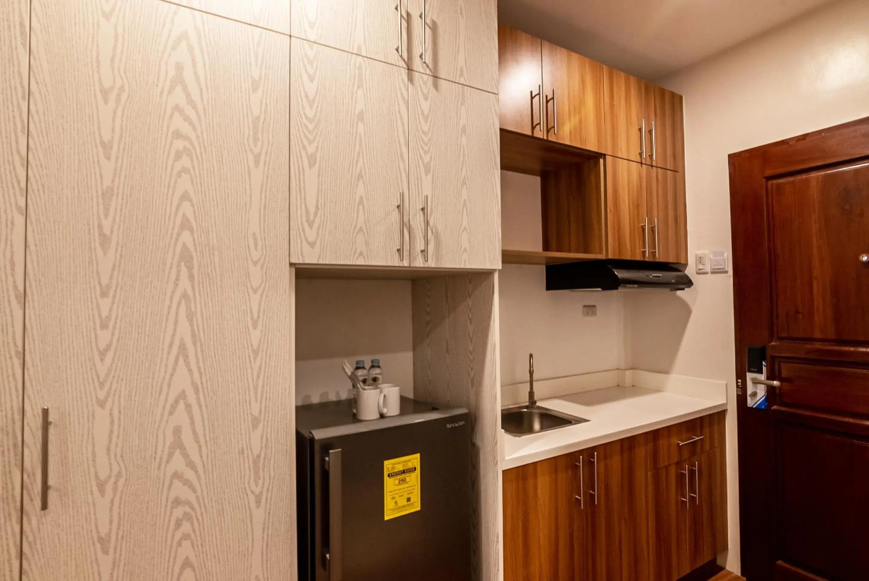 Kitchen or kitchenette, Kitchen/Kitchenette in Kiwi Hotel