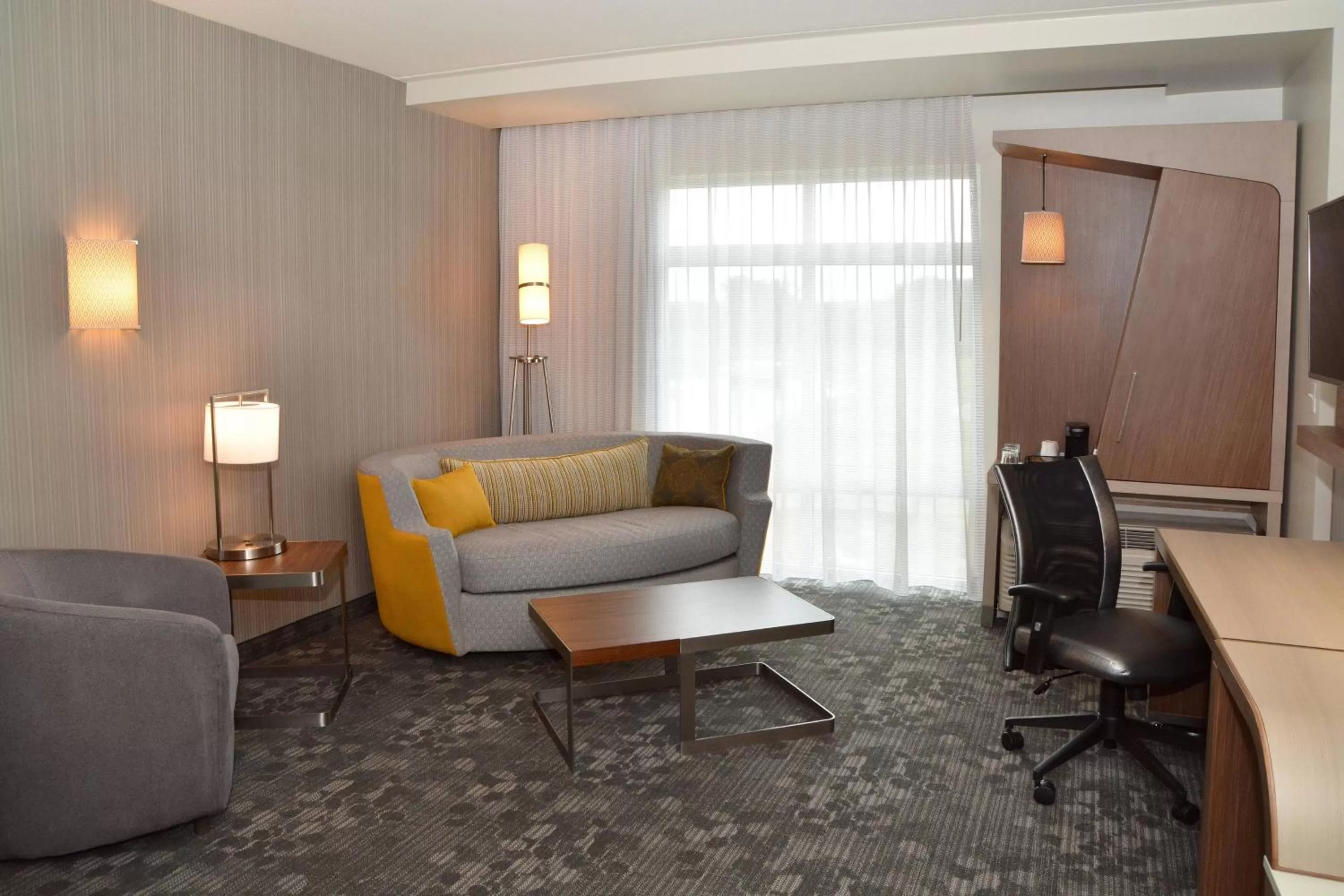 One-Bedroom King Suite - Golf View in Courtyard by Marriott Youngstown Canfield