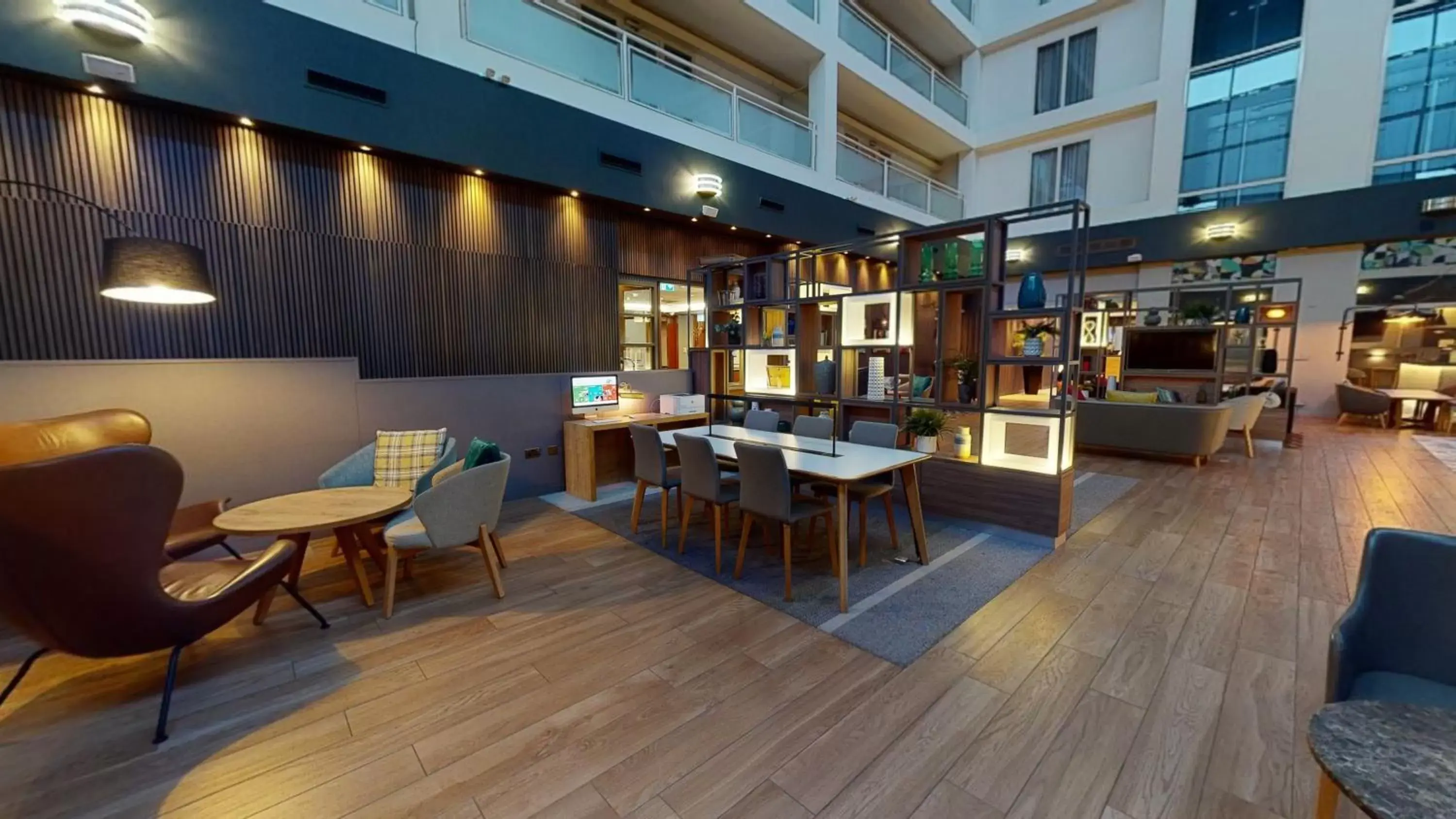 Lounge or bar, Restaurant/Places to Eat in Holiday Inn Milton Keynes Central, an IHG Hotel