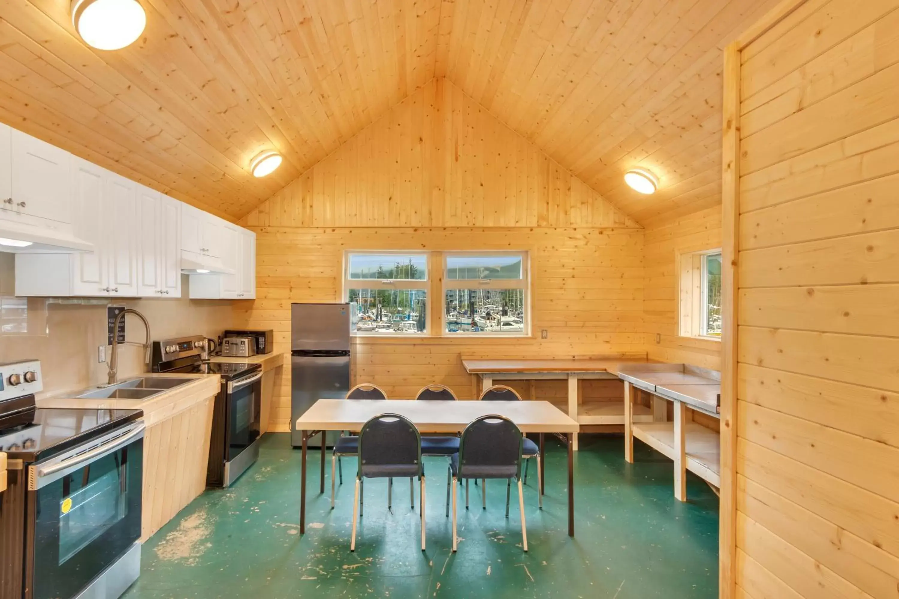 Kitchen or kitchenette, Swimming Pool in Canadian Princess Lodge & Marina