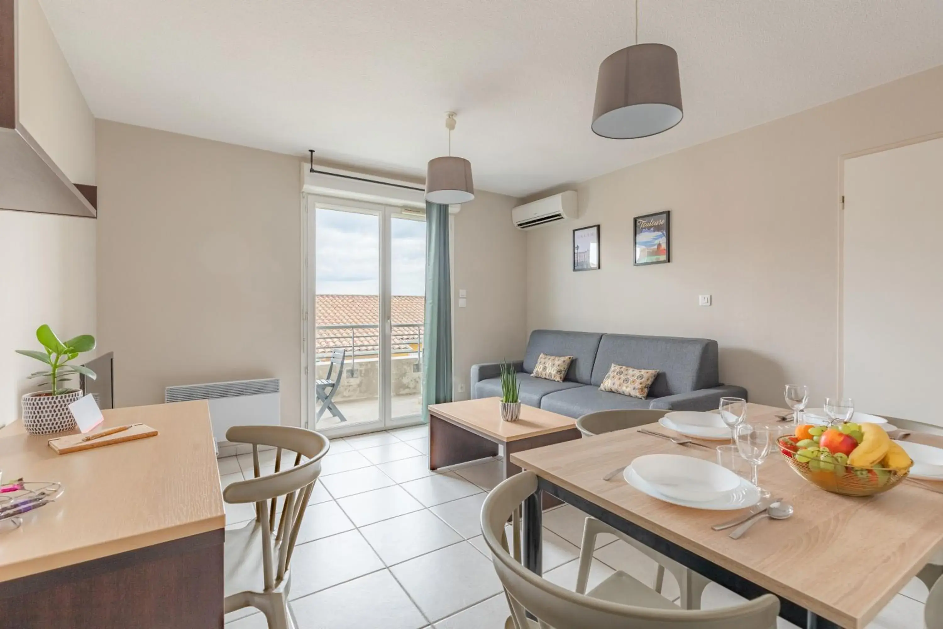Living room, Dining Area in Park & Suites Village Toulouse-Colomiers