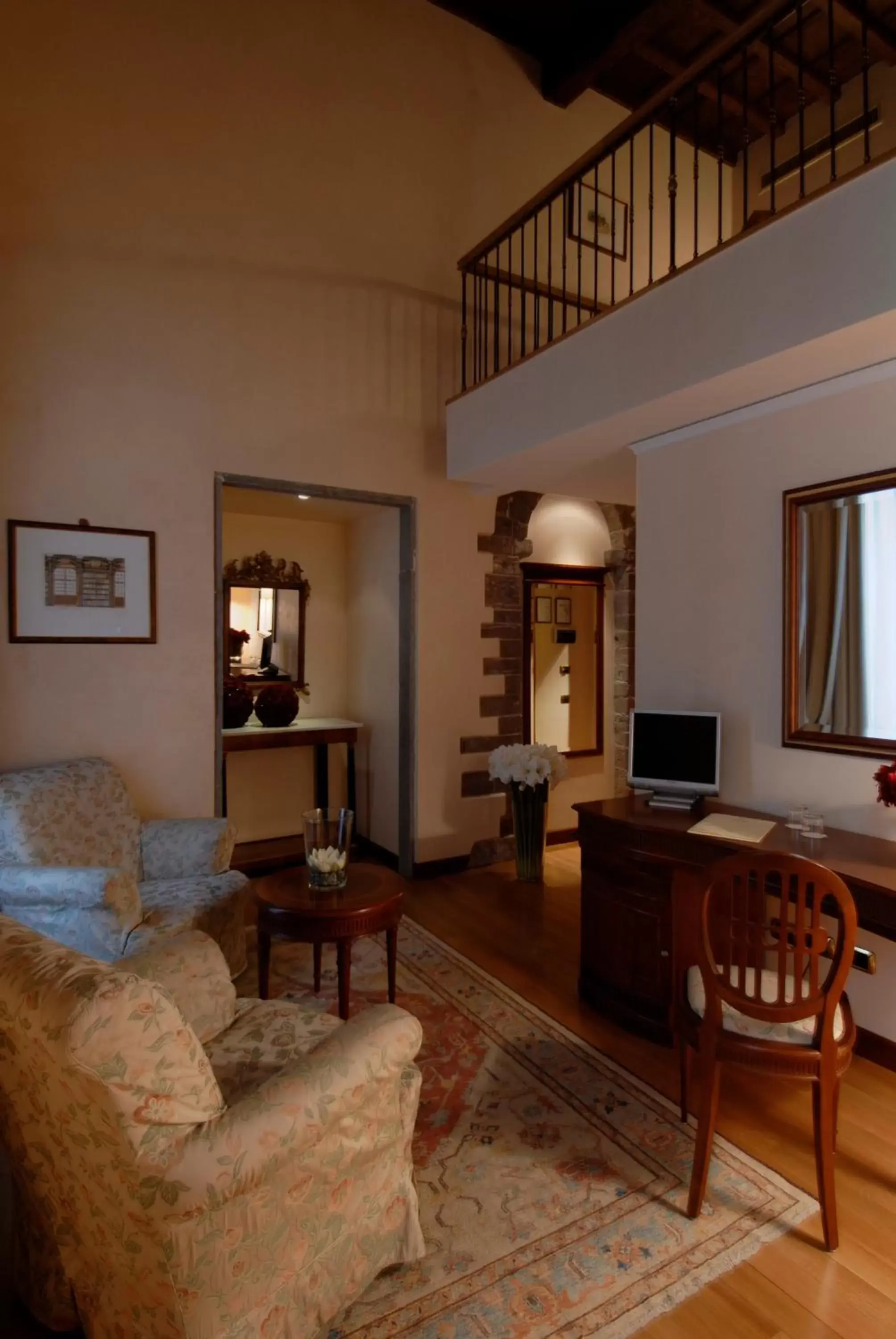 Photo of the whole room, Seating Area in Hotel degli Orafi